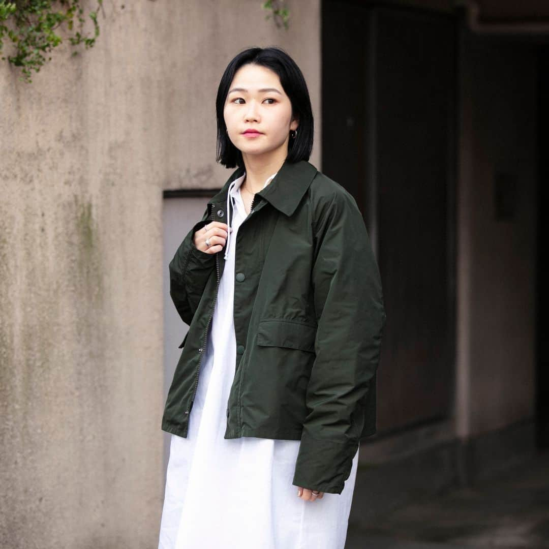 Barbour Japanさんのインスタグラム写真 - (Barbour JapanInstagram)「フライフィッシング用に開発された「SPEY JACKET」に、高密度に織られたポリエステル素材を使用したモデル。 表面を撫でるだけでシワがしっかりと元に戻る復元性も兼ね備えており、旅行や出張などのトラベルシーンに加え、寒暖差で着脱の機会が多くなる季節にぴったりです。  また、オンラインストアでは2020年4月12日 (日)までの期間限定で返品送料無料キャンペーンを実施しております。是非この機会にご利用ください。  詳細はinformationページよりご確認頂けます。  #BarbourWayOfLife」4月9日 18時00分 - barbourjapan