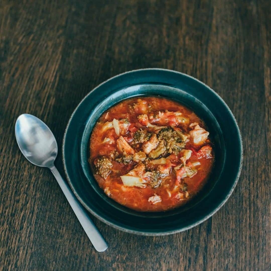 北欧、暮らしの道具店さんのインスタグラム写真 - (北欧、暮らしの道具店Instagram)「朝はあたためるだけ！時短につながるトマトスープのレシピ . - - - - - - - - - - - - 冷凍庫にストックしていたスープを取り出して、 あたためるあいだに洗顔へ。 たった一杯のスープが、ちょっぴり憂鬱な 朝のからだに元気をくれるかもしれません。  今回は、スープ作家として365日 毎朝スープを作りつづけているという 有賀薫さんに、冷凍できるスープレシピを 教えていただきました。 . - - - - - - - - - - - - ブロッコリーの旨味をいかした トマトベースの冷凍スープのレシピ🥣 - - - - - - - - - - - - 【材料（4人分）】 ・鶏もも肉…1枚 ・ブロッコリー…1個 ・トマト缶詰…1缶 ・にんにく…1片 ・オリーブオイル…大さじ3 ・塩…小さじ1 . ❶ ブロッコリーは切り口の汚れたところだけ切り落とし、あとは芯もつぼみも細かく切ります。 にんにくはみじん切り、鶏もも肉も冷凍するので小さめに切りましょう。解凍するときにムラなく仕上がり、朝の時短にもつながります。 . ❷ 鍋にブロッコリー、にんにく、鶏もも肉、トマト缶、水（300ｍl）、塩、オリーブオイルを入れ、蓋はせずに強火にかけます。 20分ほど経つと水が減ってくるので、約100ｍlを様子を見て加えます。 （ご家庭の鍋や火加減によって差があるので、様子を見て調整してくださいね） オリーブオイルはたっぷり大さじ3杯。乳化してスープに混ざり合うことで、舌にとどまる時間を長くするので、よりおいしくいただけます。 . ❸ 沸騰したらアクをすくって弱火に落とし、ふたをずらしてのせ、弱火で約40分。 ブロッコリーのつぼみがほろっと崩れるぐらいまで煮ます。途中、へらなどで少しつぶしてもOKです。 . ❹ 冷ましてから保存容器に4等分して入れ、冷凍します。 冷凍してから1〜2週間は風味も落ちず、おいしくいただけます。  そのまま食べるときは、これをあたためるだけ。電子レンジの場合は、凍ったまま耐熱容器に移しかえて水を加え、ラップをふんわりかけて600W で2分半~3分が目安です。 . - - - - - - - - - - - - 撮影後、仕込んでおいた冷凍ストックを 私たちに持ち帰らせてくれた有賀さん。 その翌朝の幸福感といったら……！ . 有賀さんのスープは、どれも調味料は最小限。 素材の味をいかした家庭ならではのレシピなので、 一口すするごとに優しい気持ちになるのです。 . ぜひ、お試しくださいね♪ . #kitchen#kitchendesign#kitchenware#food#foodstagram#スープ#レシピ#朝ごはん#朝ごパン#朝支度#キッチン#キッチン雑貨#台所#料理#台所しごと#家事#お買い物#シンプル#シンプルライフ#シンプルデザイン#お買い物#暮らしを楽しむ#日々の暮らし#北欧#暮らし#北欧暮らしの道具店」4月9日 18時00分 - hokuoh_kurashi