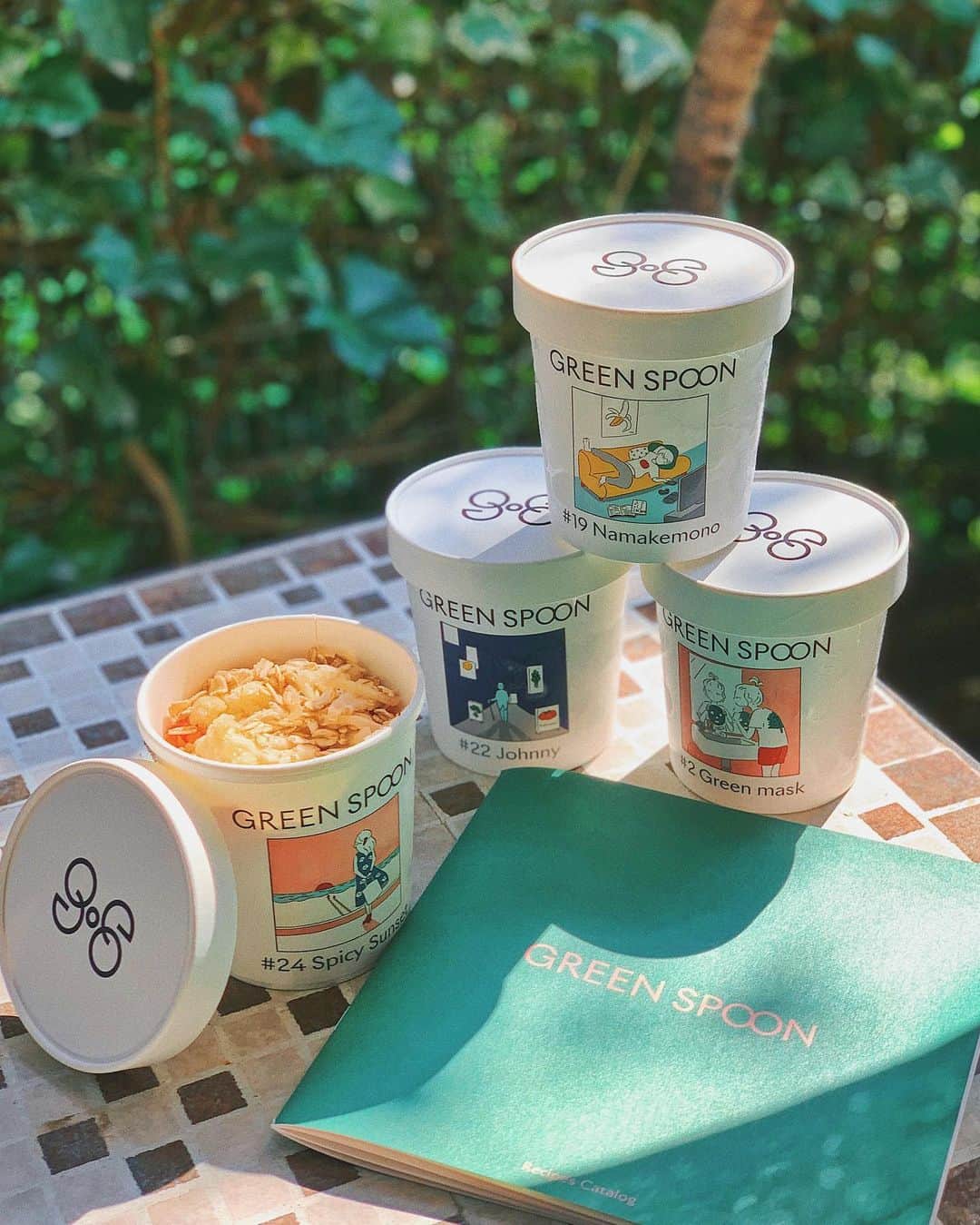 Tattyのインスタグラム：「ストーリーでも紹介した @greenspoonjp の 甘味料、保存料、着色料、香料を使っていなく、 お野菜も無添加にこだわったスムージー😉🌿 サイトで自分の今の身体の状態や 生活リズムを答えて診断してくれて 自分に合ったスムージーや、 摂った方がいいものだったりを 紹介してくれる☝️😊. どういう組み合わせで どういうフルーツや野菜を 効率良く摂ろうかって考えるの、 案外難しいよね🤨 一人暮らしだと食材余らせちゃったり スムージーもワンパターンになったり。 冷凍で届くからそのまま冷蔵庫に入れて、 あとはその日に飲みたいものを選んで取り出すだけ😉 ほぐしてミキサーにボン🥛🥑🥬🥕 冷凍もしてあるから賞味期限を あまり気にせずいられるのもいいよね🧐 実はこれお友達からの紹介で お試しで送っていただいたものだけど 素直に良心的で良いシステムだと思ったし 紹介してる☝️😉✨ しかもすごい美味しい🥺🙏✨ そのままでもokだし、自分の好みで プラスで何か入れたりしてもいいとおもう😇 HOTでも飲めるのもいいね👌 私的にアーモンドミルクで作るのがおすすめ☝️😇✨ ありがとうございます😌🙏❤️ #greenspoon  #スムージー #smoothie #greensmoothie  #batido #batidosaludable #japon #japan」