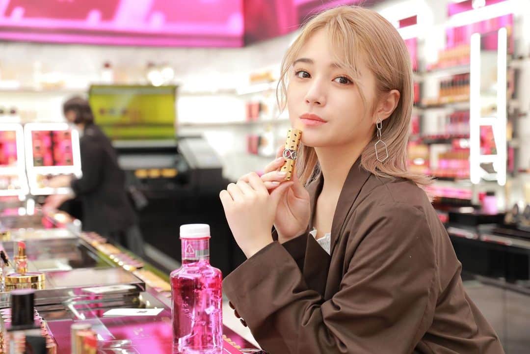 浪花ほのかのインスタグラム：「表参道に新しくyslbeautyがオープンしました🥰  すごい中もかわいくて、、落ち着いたら是非遊びに行ってね💭 今の時期はyslのオンラインでお買い物しよう🥺🥺 #yslbeautyomotesando」