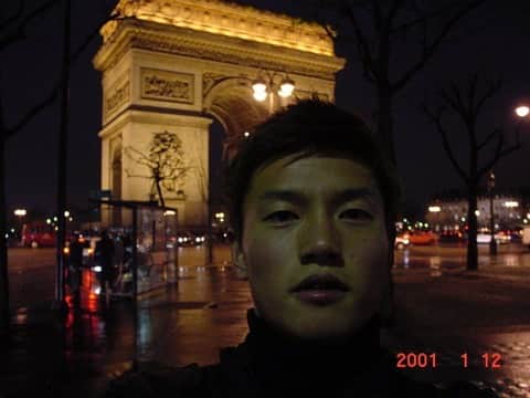 播戸竜二さんのインスタグラム写真 - (播戸竜二Instagram)「『なつかシリーズ⑥』 ・ 21歳の1人旅は続きます🚶‍♂️ ・ イタリア🇮🇹のあとは、 フランス🇫🇷へ！ ・ 凱旋門、エッフェル塔を感じる為にパリへ！ サッカーは開催されてないミッドウィークだったので、観光に終始しました！ ・ つたない英語で話しかけてもフランス語で返されたり、カメラを撮ってあげる！と言ってきた若者にカメラを盗まれかけたり、いろいろな事を経験出来たフランスでした！😵 ・ そのあとは、 スペイン🇪🇸へ！ ・ スペインの写真はあんまり無く、記憶も曖昧…。 ・ カンプノウに行き、バルサの試合は見て、リバウドがいた事は覚えているけど…。⚽️ ・ イタリアは森元さん！フランスは茂木さん！スペインは佐伯さん！にお世話になりました！ ・ あっ、佐伯さんは今年からJリーグの理事になり、一緒に働く事に！こういう縁は嬉しいね！😆 ・ ・ 1人旅で大人になった俺は、 帰国して知人の結婚式へ💒🤵👰 ・ スペインの百貨店で買った、日本には売っていないリーバイスレッドの上下を着て、ドヤ顔で行きましたが、全くの場違いな服装でした。（笑） ・ 若き日の、稲本と新井場。ホンマに毎日一緒にいたね！あっ、都築龍太先生もいる！ ・ ガンバのお姉さん方にいろいろ怒られそうな写真ですが、そっと載せておきます。ガンバの若手社員は、これ見てクスクスしてください。（笑） ・ さぁ、オフは終わり！札幌に戻り、2001年のコンサドーレのシーズンが始まります！ ・ また明日✋ ・ ・ #1人旅 #paris  #凱旋門 #ほっぺた赤いね #エッフェル塔 #自撮りの最先端やね #barcelona  #フランスペインのホテル #結婚式 #怒られそう #ごめんなさい #御局さま方 #最初に謝っときます」4月9日 18時16分 - ryuji_bando