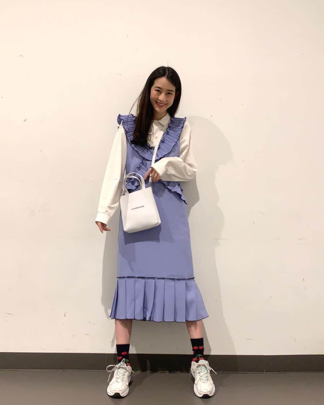 青野楓さんのインスタグラム写真 - (青野楓Instagram)「今日upしたtiktokの服はこちらです💁‍♀️♡(ストーリーにURL載せてます) #ブルーカエデ 💙青が1番落ち着く。  #frenchpave#私服#fashion#春服#kaede626style」4月9日 18時23分 - kaede626