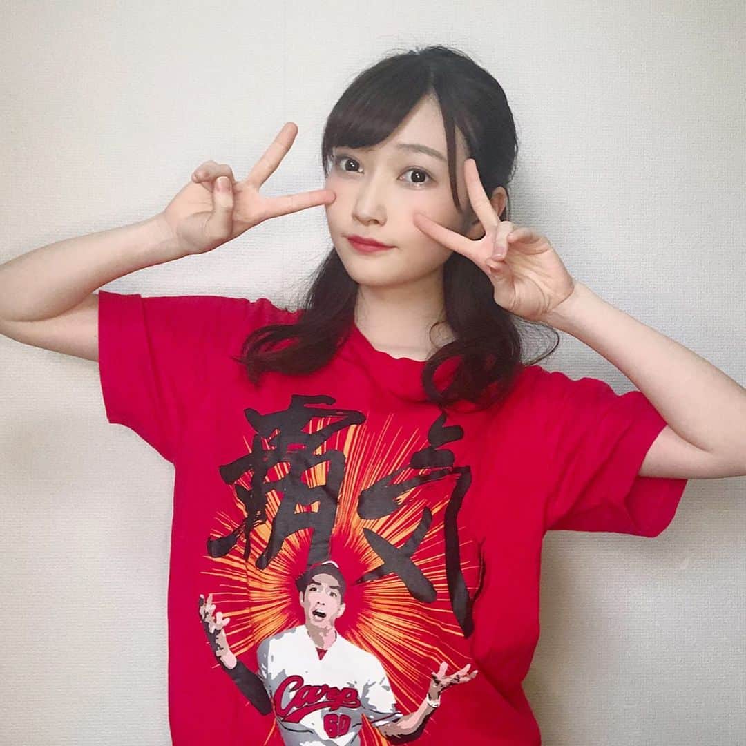 末井櫻子のインスタグラム：「． ． ． おうち時間が続き、だらだらしてしまいがちなので気合を入れようと、、(？) ． ． ずっと勿体なくて袋に入れたままにしていた覇気Tシャツを遂に開封しました🥴❤️笑 ． ． 大好きな安部選手のTシャツを着ただけで、なんだかやる気が湧いてきます🌋！！笑 ． ． みなさんはどんなお家時間をお過ごしですか😌 ． ． ． #おうち時間  #覇気 #覇気Tシャツ #カープ #カープ女子  #安部友裕 選手 #広島東洋カープ #🎏」