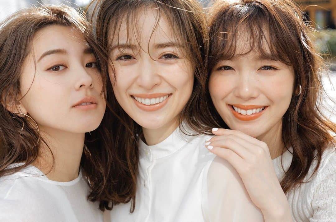 Oggi編集部さんのインスタグラム写真 - (Oggi編集部Instagram)「安心してお出かけできる日が早く来る日を願って❣️ 発売中のOggi 5月号では専属モデル3人娘がトレンド服に身を包み、春の気配をお届けしています🌸🌸🌸 おうち時間のおともにぜひ、ご覧になってください🏡  Photo by 曽根将樹  #朝比奈彩 @asahina_aya  #泉里香 @rika_izumi_  #飯豊まりえ @marie_iitoyo  #春服 #新作 #おうち時間 #雑誌 #モデル #オフショット」4月9日 18時30分 - oggi_mag
