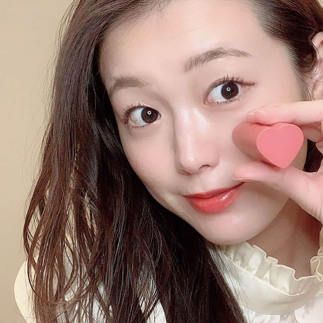 のインスタグラム：「stayhomeすぎて3日ぶりにmakeしました😂💄✨ 最近の韓国コスメ購入品をメインにメイクしたよ😁😄 このオピュのハートチークちゃんも使いました♥️♥️可愛くてとってもお気に入り🥰詳しくyoutubeにて🖥🏡. やっぱりメイクすると気が引き締まるし気分が上がるね〜すっぴんも解放されて楽だけどメイクは女の子感🥰💋🥰💋 . . #stayhome#久々のメイク#APIEU#オピュチーク#韓国コスメ#韓国コスメ購入品」