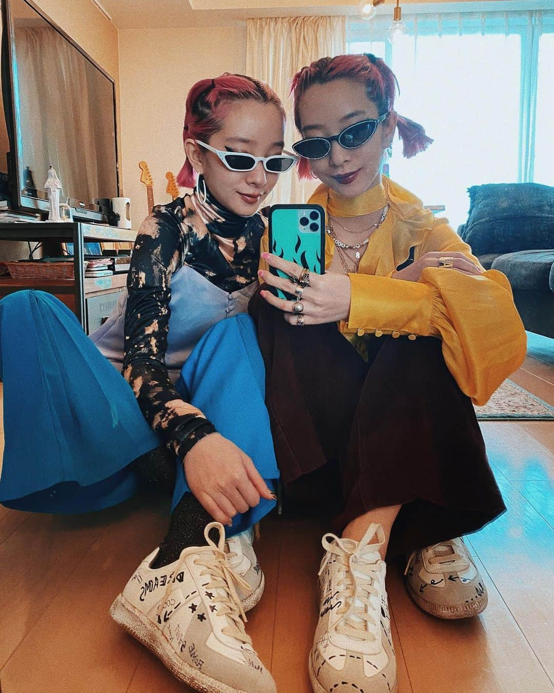 AMIさんのインスタグラム写真 - (AMIInstagram)「Today's twins🧚🧚 おnewのおくつは @mytheresa.com  @maisonmargiela  Vintage Graffiti sneakers 🌹 落書きみたいなグラフィックがkawaii💞 この靴は売上の10%がRed Crossに寄付されます☺︎ 今日のメイクはパンツのターコイズに合わせてブルーライン。 リップはブラウン系のリップ。肌に馴染むからラインとの相性も良き。  MYTHERESA is donationg 10% of all sales to the Red Cross.  #LOVEFASHION_LOVEYOURSELF #MY_FOAH #お家に居てもメイクもオシャレも楽しむよ #くつはまだ外で履いてないからキレイだよ」4月9日 18時33分 - amixxamiaya