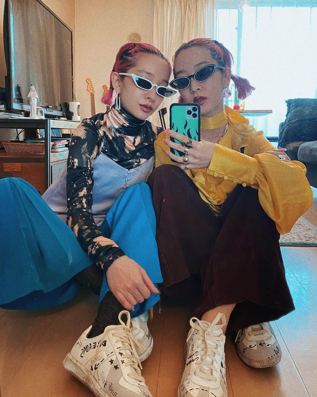 AMIさんのインスタグラム写真 - (AMIInstagram)「Today's twins🧚🧚 おnewのおくつは @mytheresa.com  @maisonmargiela  Vintage Graffiti sneakers 🌹 落書きみたいなグラフィックがkawaii💞 この靴は売上の10%がRed Crossに寄付されます☺︎ 今日のメイクはパンツのターコイズに合わせてブルーライン。 リップはブラウン系のリップ。肌に馴染むからラインとの相性も良き。  MYTHERESA is donationg 10% of all sales to the Red Cross.  #LOVEFASHION_LOVEYOURSELF #MY_FOAH #お家に居てもメイクもオシャレも楽しむよ #くつはまだ外で履いてないからキレイだよ」4月9日 18時33分 - amixxamiaya