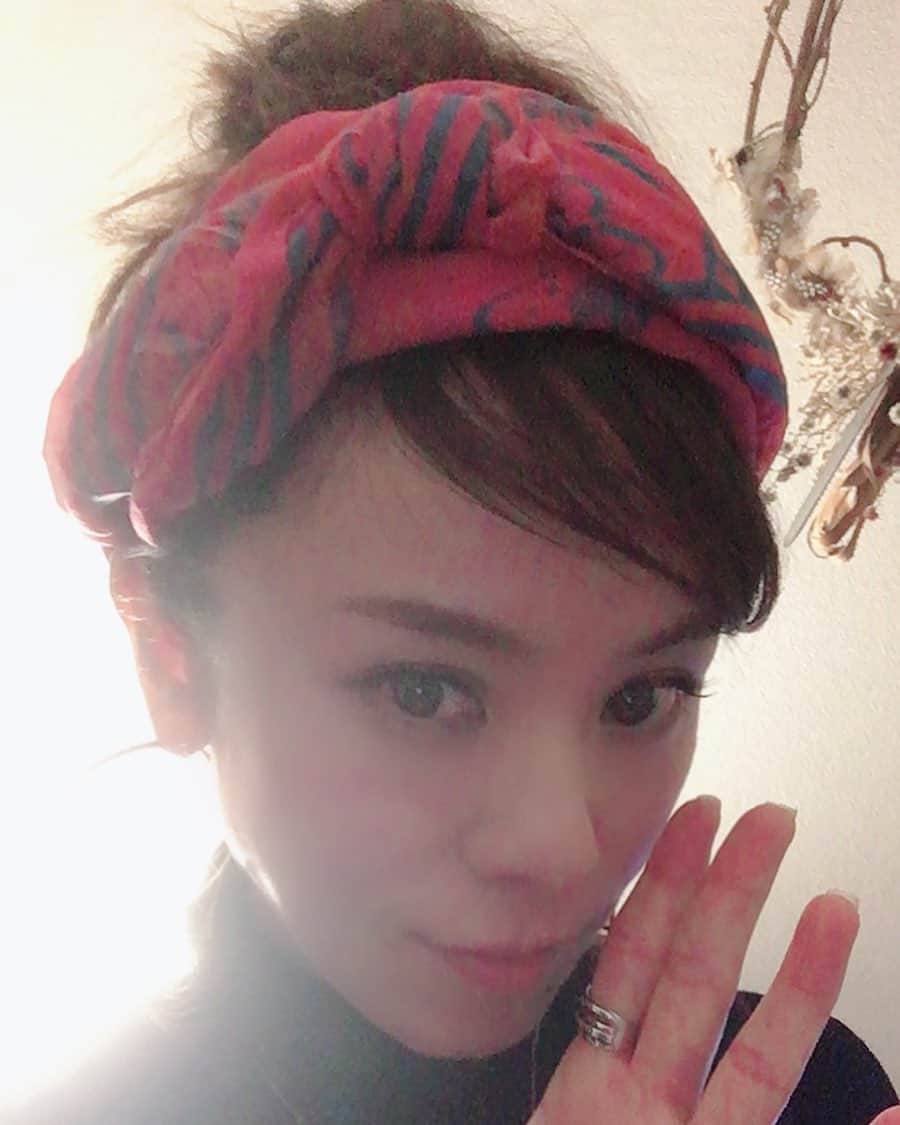 azumiのインスタグラム：「みなさーんお元気ですかー？！ 今は耐える時ですよー！ 人との接触は可能な限り自粛ですよー！ また皆さんと一緒に歌いたいのでそれまで頑張りましょうねー！ #wyolica #ワイヨリカ #azumi #alexandermcqueen のスカーフ引っ張り出した #家でもプチメイク #スッピン凹む  #コロナのあほんだら #おうちasobi #おうちasobiプロジェクト  #ouchiasobi」