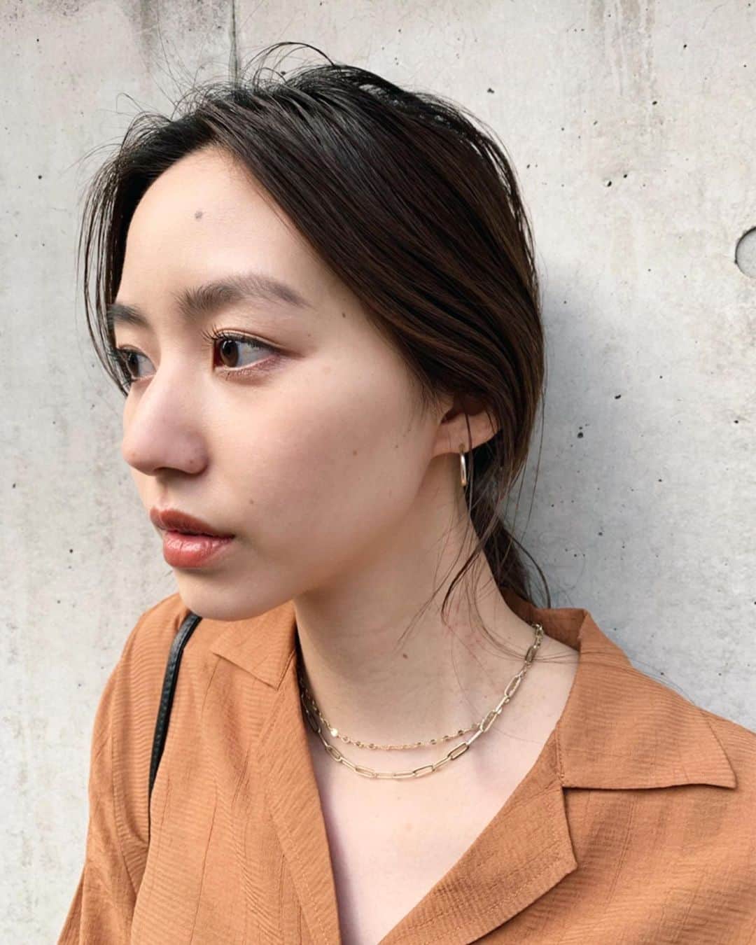 Shiho Sasakiのインスタグラム：「春になるとネックが開いた服が増えてくるので 首まわりのaccessoryが欲しい気分💎 種類の違うチェーンが2連になったchokerはひとつで重ね付けが楽しめるよ🙆‍♀️ もちろんひとつで付けても💯 #MOUSSY#MOUSSYSNAP」