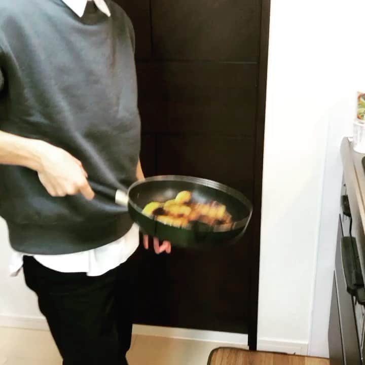 のインスタグラム：「動画ではカットされたオランジェットを焼くはしけん。 フライパン捌きエグない？  #オランジェット #ホワイトデー #思い出投稿 #動画の舞台裏」
