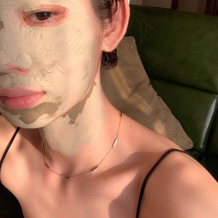 江原杏樹のインスタグラム：「とくにはオーガニック派ナチュラル派ってわけではないけど、お家時間が増えてすっぴん時間も増えて クレンジングもオイルやジェルでなくてもミルクで間に合うから、いつもより優しい成分でのケアを心がけてるよ🌹🌹 #argital#greenclayg#organic#natural」
