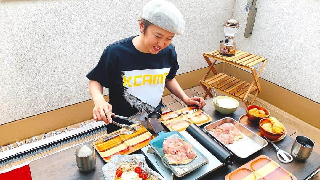 金子貴俊さんのインスタグラム写真 - (金子貴俊Instagram)「ホームキャンプでランチ！ 自宅バルコニーで本日もキャンプ気分！ yokaの鉄板が最強！！ 鶏肉めちゃめちゃ美味しく焼ける！新玉ねぎのホイル焼きも最高！お家で焼きマシュマロもいいですね！  #金子貴俊#takatoshikaneko#たかパパごはん#料理#料理男子#パパごはん#cooking#yoka  #料理動画#cookingvideo#金子家ごはん #YouTube#ホームキャンプ#homecamp #バルコニーキャンプ#camp#camping #japan#アウトドア#outdoor#outdoorlife #お家キャンプ#stayhome #おうち時間」4月9日 18時55分 - takatoshi_kaneko