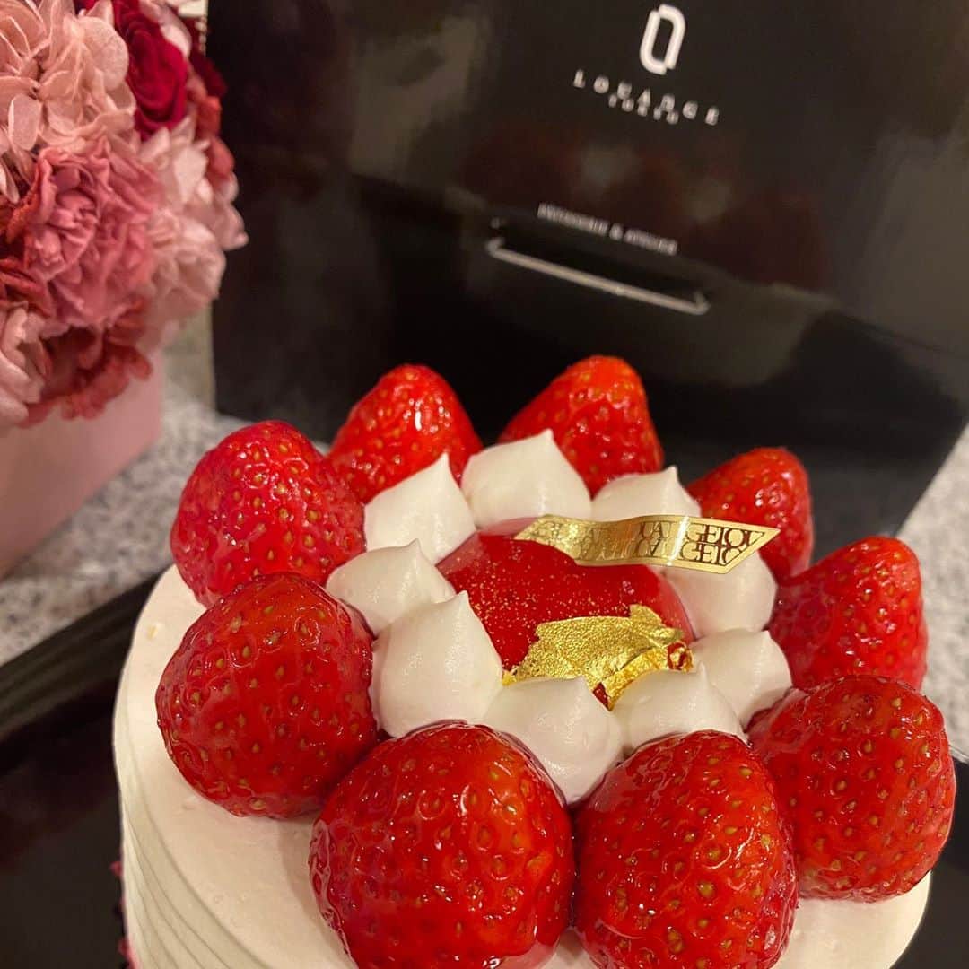 ひよんのインスタグラム：「🎂🧸💓 ㅤㅤㅤㅤㅤㅤㅤㅤㅤㅤㅤㅤㅤ 大好きなルワンジュのケーキ🥰🎂 お家時間に幸せなひと時がきた🤭😆😍 ショートケーキも、もちろん大好きだけど くまさんケーキも可愛すぎるから みんなに見てほしい🥺🧸✨ タグから見てみてね🥳👏💜 ㅤㅤㅤㅤㅤㅤㅤㅤㅤㅤㅤㅤㅤ @ri9535sa オンニ、いつもありがとう💓💓 ㅤㅤㅤㅤㅤㅤㅤㅤㅤㅤㅤㅤㅤ 🎂 @louange.tokyo  ㅤㅤㅤㅤㅤㅤㅤㅤㅤㅤㅤㅤㅤ #louangetokyo #roppongicake #shortcake #お家時間 #ルワンジュ東京 #ひよん」