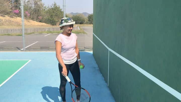 のインスタグラム：「Trying to have fast hands like the Swiss Maestro. How’s my choice of hat? 🇨🇭🎩 @rogerfederer  フェデラーチャレンジめっちゃ難しかった😫💫 #rogerfederer #challenge #tennis #テニス #壁打ち #🎾 #HatTapChallenge」