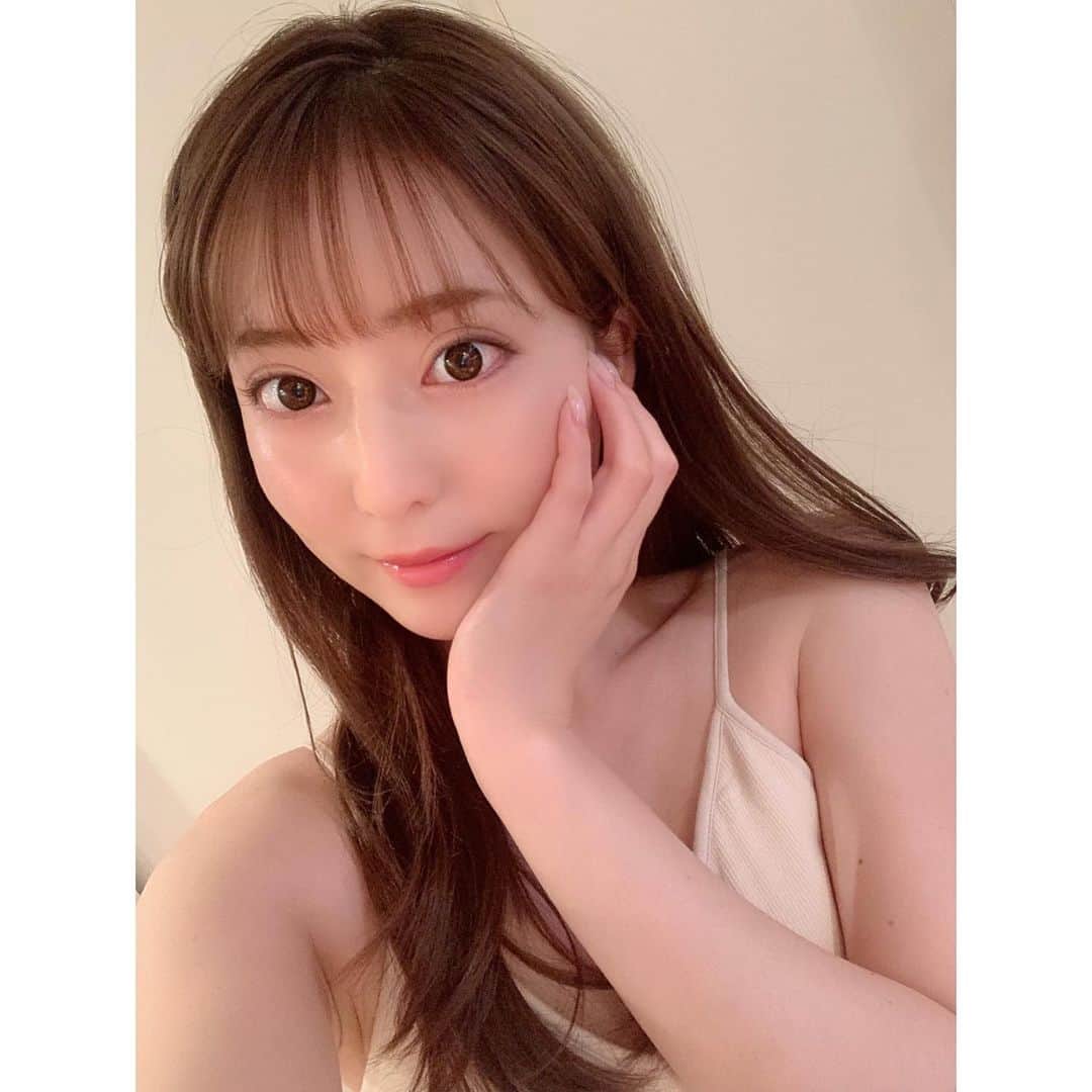 堀尾実咲のインスタグラム：「@elena__clinic にてハイドラピーリングと最新の医療ハイフ、ソノクイーンのウルトラダブルを受けてきたよ🐰  ピーリングはお肌のお掃除！今回もしっかり毛穴汚れ、角質、角栓、余分な皮脂を除去していただきました🥚 ・ ・ ハイフは当てた直後からフェイスラインがスッキリして感激！ お肌にハリも出てとても良き🐣 ・ ・ ※自粛になる前に行ってきたので今はクリニックさんは休診中です要注意🥺  早く落ち着くといいなぁ。。 #エレナクリニック #ハイフ #医療ハイフ #ソノクイーン #ソノクイーンウルトラダブル #リフトアップ #ハイドラピーリング #毛穴ケア #角栓除去 #角質除去 #黒ずみケア #美肌 #ツヤ肌 #最新美容 #美容クリニック #美容皮膚科 #新宿」