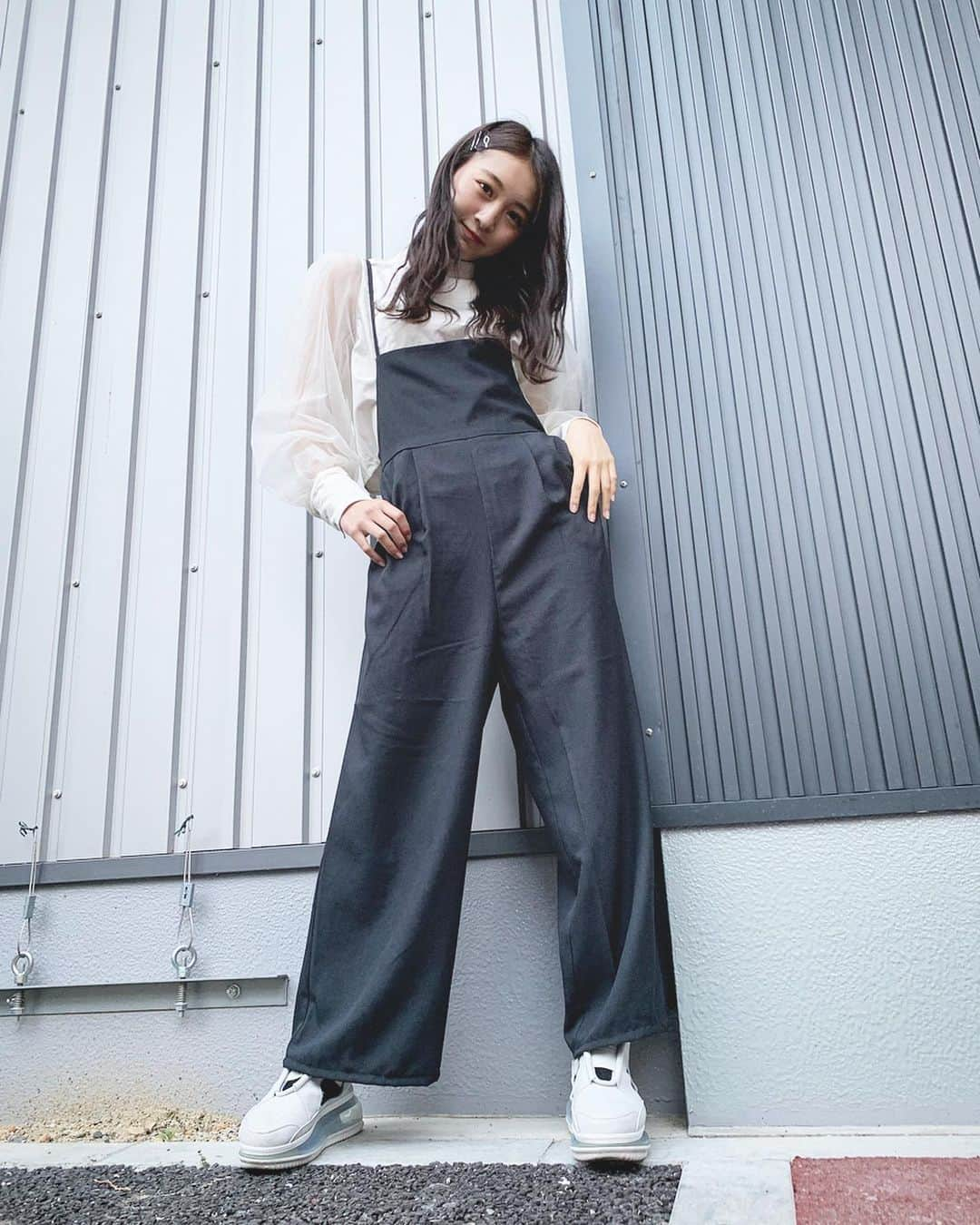 山本彩加さんのインスタグラム写真 - (山本彩加Instagram)「﻿ 私服☺︎﻿ ﻿ ﻿ ﻿ ﻿ (倉庫で撮ってみた📷ww)﻿ ﻿ ﻿ GUのサロペットワイドパンツ﻿ ちょー可愛い♡﻿ ﻿ ﻿ 今回はモノクロで揃えたんだけど﻿ トレンドカラーの﻿ ミントグリーン、ピスタチオ、パープルとかもきっと可愛い♡﻿ ﻿ ﻿ ﻿ GUはネットでもゲットできるからよかったらチェックしてみてね☺︎﻿ ﻿ ﻿ #私服　#やんコーデ　#サロペット　#guコーデ　#モノトーンコーデ」4月9日 19時12分 - ayaka48_yanyan