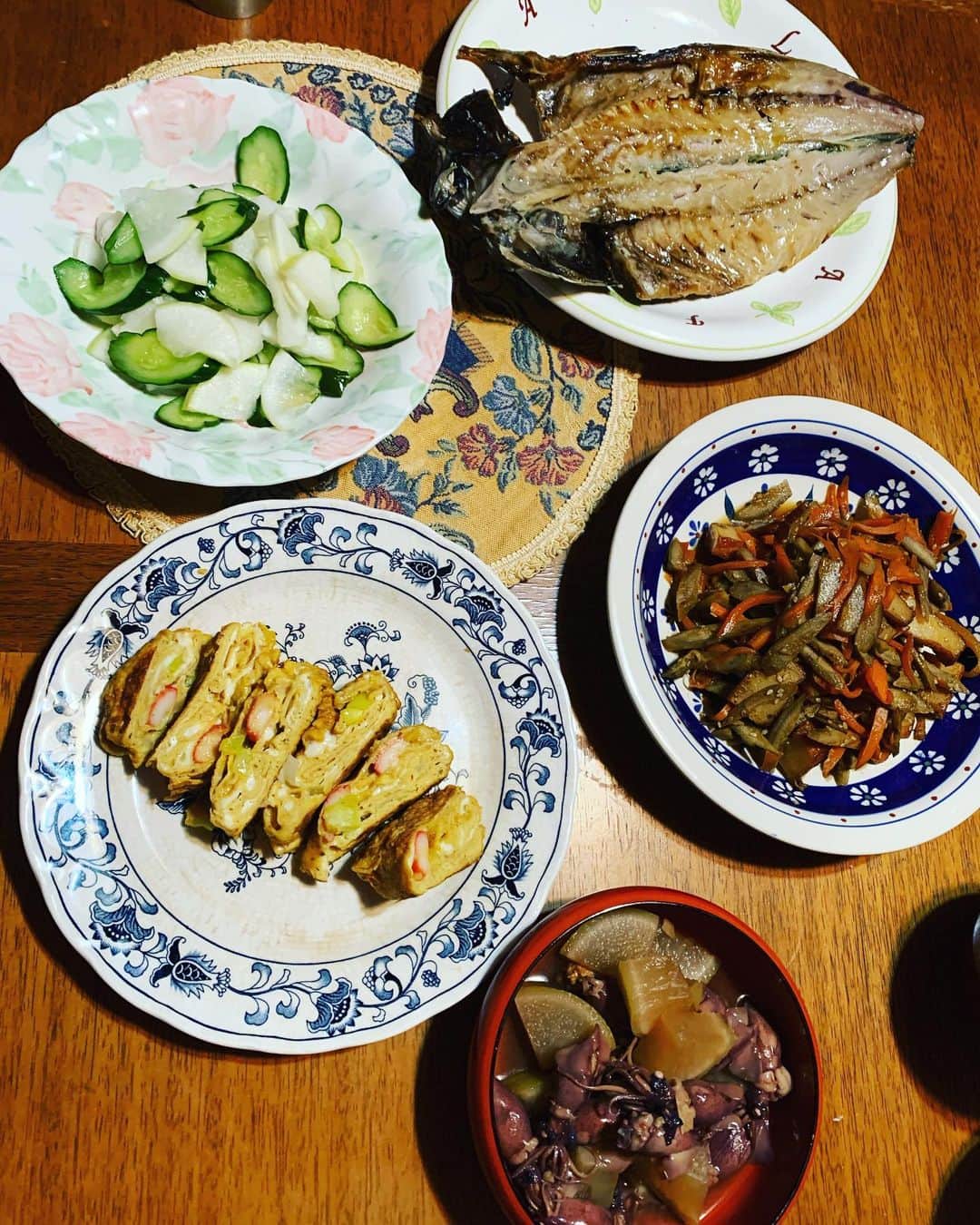 福原美穂さんのインスタグラム写真 - (福原美穂Instagram)「今日の晩ご飯は、和食和食でした。 久々になんだか、ずっと料理してました。 きんぴらごぼう、アジ(アジ見えない！😂)、卵焼き(甘め)、大根ときゅうりの甘酢サラダ、ほたるいか大根でした。  #stayhome #japanese #cooking #allday #mymeditationtime」4月9日 19時06分 - miho_fukuhara