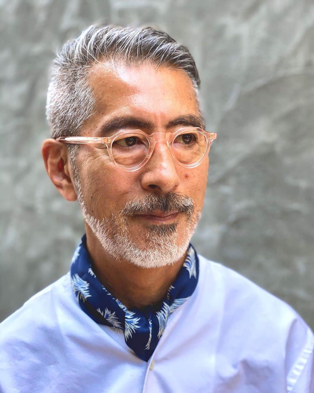のインスタグラム：「こんにちは、岡田です。 昨年の秋、NHKの番組「世界はほしいモノにあふれてる」の収録も兼ねてまたフレンチビンテージの郷であるジュラ地方へ、ビンテージの買い付けに行ってきました。日本人には難しいビンテージも多くある中で、今まであまり目を付けていなかった細身のビンテージにかなりのバリエーションがある事がわかり、様々なものを仕入れてきました。その商品が現在続々と入荷してきていますので、ご興味のある方は是非お問い合わせください。 皆さん、安全に最大限気を付けて皆で協力してこの新型コロナウィルスを終息に向かわせ、平和で楽しい世界を取り戻していきましょう！詳しくはフィナムブログにて。  全国のお取り扱い店でも購入いただけます。詳しくはHP取扱店一覧をご覧ください。  #フィナム @houyhnhnm_official  #eyewear @lescalunetier」