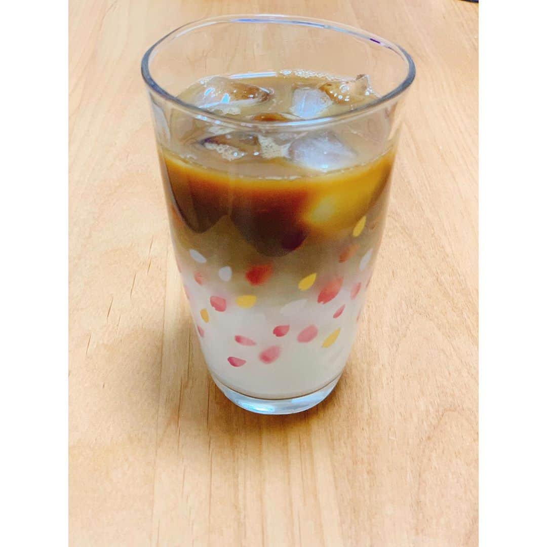 黒木千晶さんのインスタグラム写真 - (黒木千晶Instagram)「おうちカフェ開店☺︎ アイスカフェオレにしました。 最近は、家で美味しいコーヒーを楽しんでいます☕️ #おうち時間」4月9日 19時16分 - kuroki.ytv