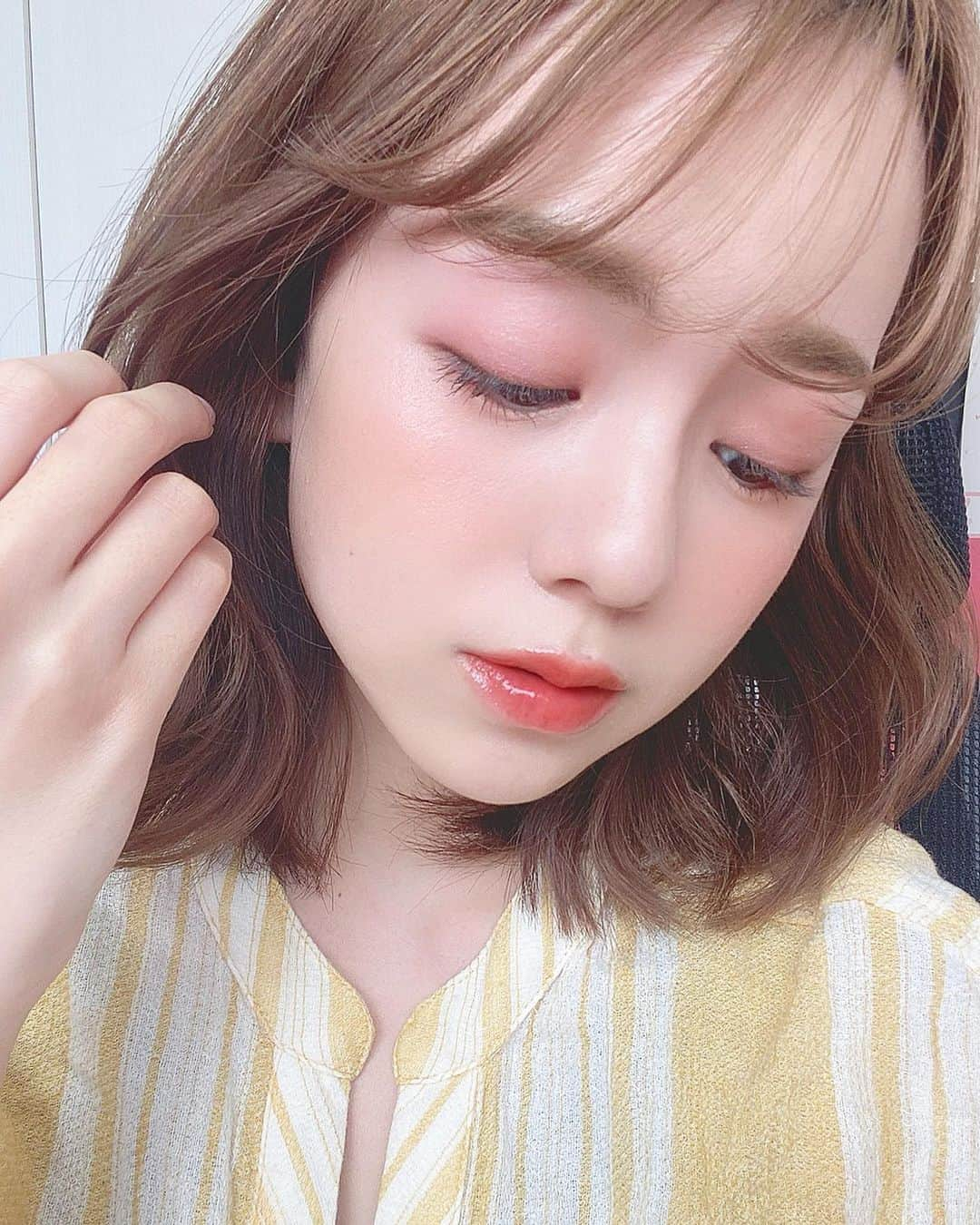 黒田真友香さんのインスタグラム写真 - (黒田真友香Instagram)「ちゅるちゅるツヤツヤメイク💄❤️ ・ ・ ■使用アイテム■ シャドウ　@visee_kose グロッシーリッチアイズ　RD6 チーク　@suqqu_official ピュアカラーブラッシュ 08 ハイライト　@hince_official トゥルー ディメンション ラディアンス バーム01 グロス　@hince_official ムード イン ハンサー ジェル グロス 04 リップ　@addictionbeauty_official カラーコントロールリップバーム　002 ・ ・  この日のメイク動画、今夜YouTubeアップします🌸今急いで編集中w チャンネル登録して待っててね〜😍笑 メイクは毎日変わるけど、一応よく使うアイテムを使った毎日メイクになります💓 ・ ・ #イエベ春　#イエベ春メイク #春メイク　#ヒンス　#韓国コスメ　#メイクアップ  #hince #SUQQU#まゆがお」4月9日 19時17分 - kurodamayukaxx