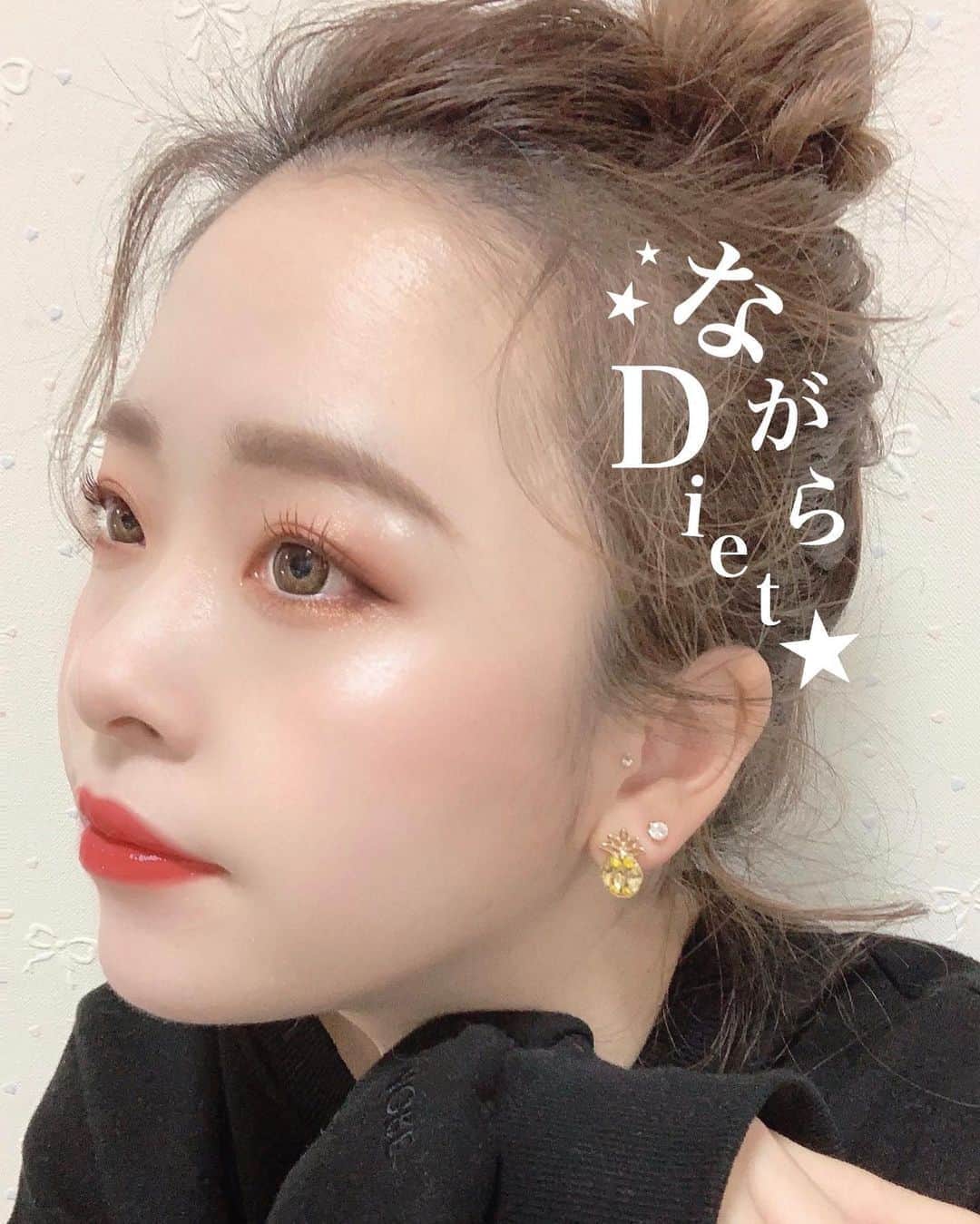 のインスタグラム：「♡ 韓国の漢方病院、皮膚クリニックで 販売されているらしい耳つぼシール😍💕 . . 💟DIANA 耳つぼ ピンクダイアモンド ¥ 4,500 （税込） . @motto.official さんにお声かけ頂いて 初めて知ったけど、このブランドは 12名の医療陣の協力で創られたらしい(°_°)✨ . 耳つぼシールは日本でも前に流行ったから 知ってる人も多いかな？2枚目の下みたいに シールの裏には出っ張りがついてて、 ツボが刺激されるっていう仕組み🎶 . 私は自粛でめっちゃ間食増えてるから、 ダイエットのツボに貼ったよ❤️ 他にも頭痛とか生理痛とかストレス、 消化不良なんかもある＼(^o^)／ . . ピアスみたいな感じでつけられるし、 お風呂入っても取れる気配全然なかったし🛀 何日間か貼ったままにして最後の方 忘れてたくらい😂😂 説明書は韓国語やからmottoの サイトで詳しく商品説明は見てみてね🌈 . . #おうち時間 は あらゆる #おうち美容 に トライしてるから色々紹介していくね😏 . . . . . #耳つぼ #耳つぼダイエット #耳つぼジュエリー #耳ツボ #耳ツボジュエリー #ダイエット #ピアス #アクセサリー #ハイライト #ツヤ肌 #お団子ヘア #お団子アレンジ #ソラメイク #今日のメイク #スワロフスキー #自まつ毛メイク #自まつ毛 #赤リップ #ワンホン #チャイボーグメイク #pr」