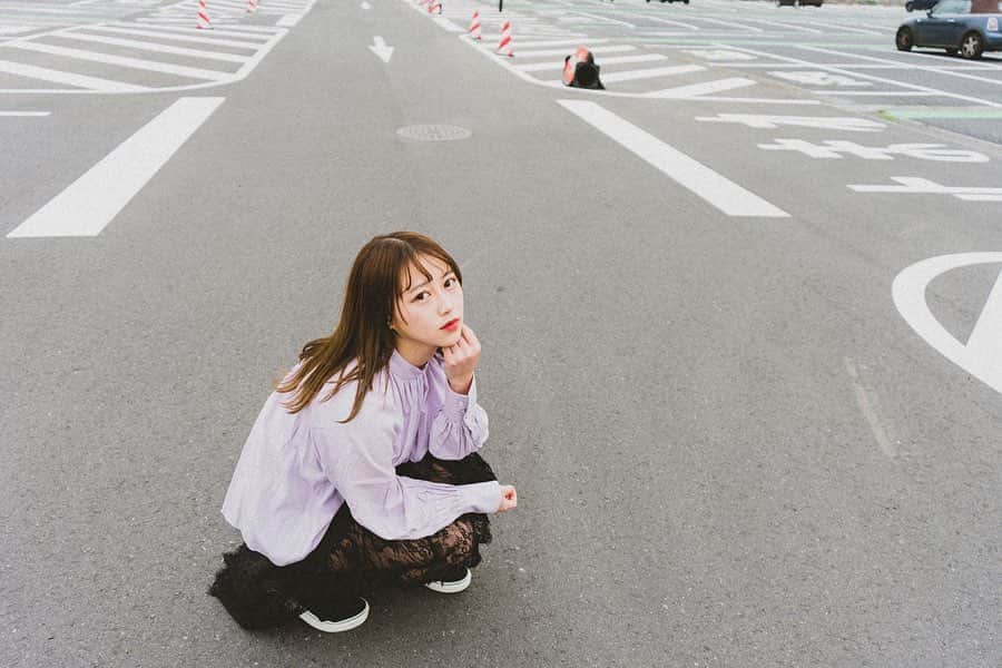 塚本美玲のインスタグラム：「#おうち時間﻿ たくさんお家に居るけど、献立考えたり、読書も映画鑑賞もゲームも楽しんでる🎮あとたまに配信！﻿ インドアの趣味が多くてよかった👼🏻﻿ みんな何してるんだろう🤔﻿ ﻿ ﻿ ﻿ ﻿ photo by @marcy_camera_9716 ﻿ ﻿ ﻿ ﻿ ﻿ ﻿ ﻿ .﻿ ﻿ ﻿ .﻿ ﻿ ﻿ ﻿ ﻿ #フィルムカメラ#風#一眼#カメラ#camera#portrait#good_portraits_world#tokyo #japan#sakura#instagood #instalike #ootd #coordinate #code #fashion #selca#daily#good #work #데일리 #오오티디 #얼스타그램 #일상 #일본인#ポートレート#被写体」