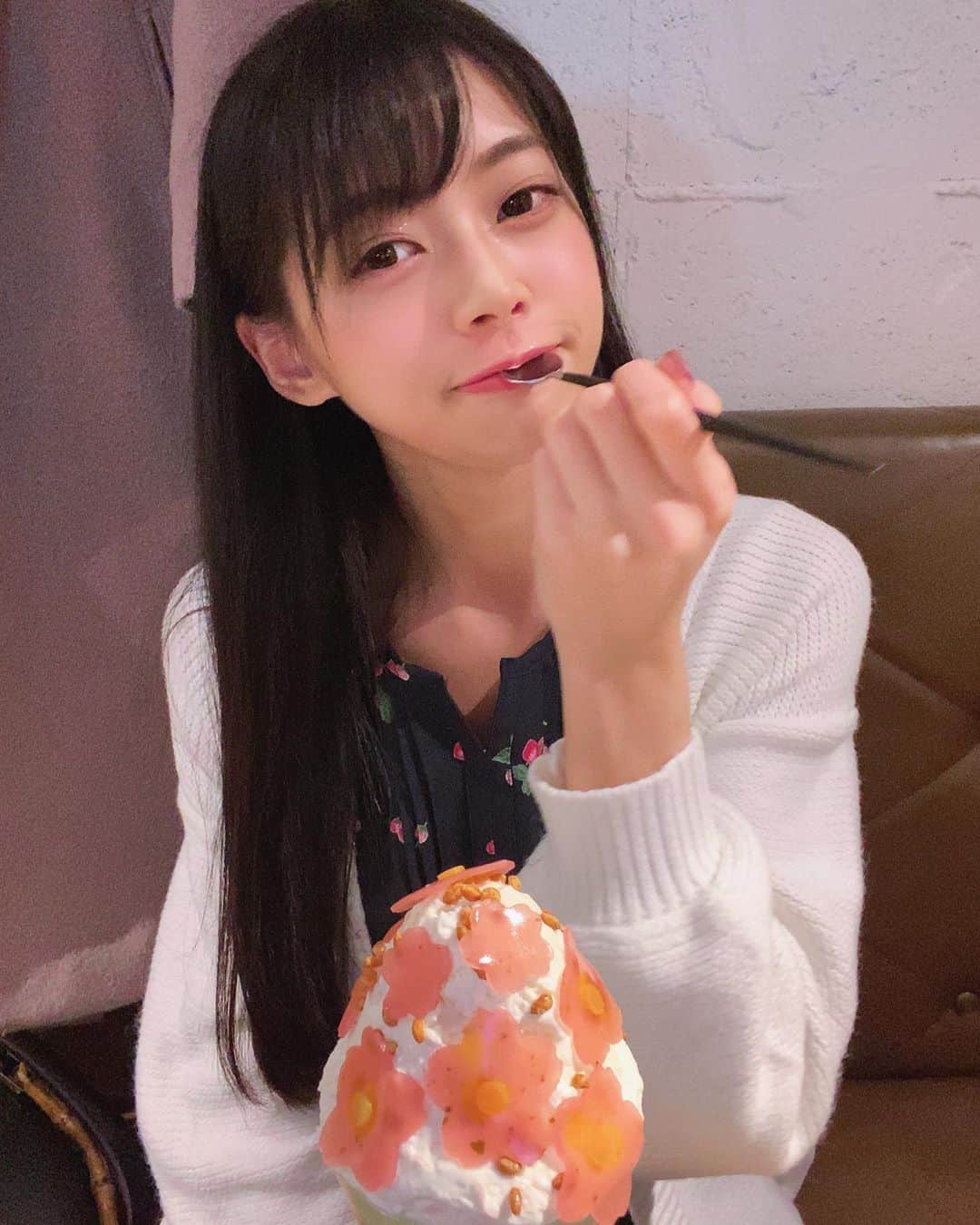 藤田いろはのインスタグラム：「﻿ 夜パフェにハマってた頃の私です。﻿ 普段あまり甘いものは食べないけど、世界の闇が終息したらまた食べに行きたいなあ…﻿ ﻿ ﻿ ‪#藤田いろは#グラビア#gravure #japanesegirl #レースクイーン#tokyo  #l4l #aziangirl  #ビジョビ #模特 #뷰티스타그램 #셀카 #夜パフェ専門店モモブクロ #夜パフェ #黒髪ロング #instafood」