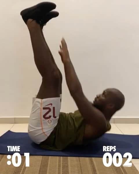 ディディエ・ドログバのインスタグラム：「#NikeLivingRoomCup  122 core crushers in 45 seconds. Not bad for a 42 year old retired player 😜😜 What do you think @Cristiano @blaisematuidiofficiel @salomonkalou @isaacdrogba11 @keyrandrogba11  #playinside #livingroomcup @nike @cristiano」