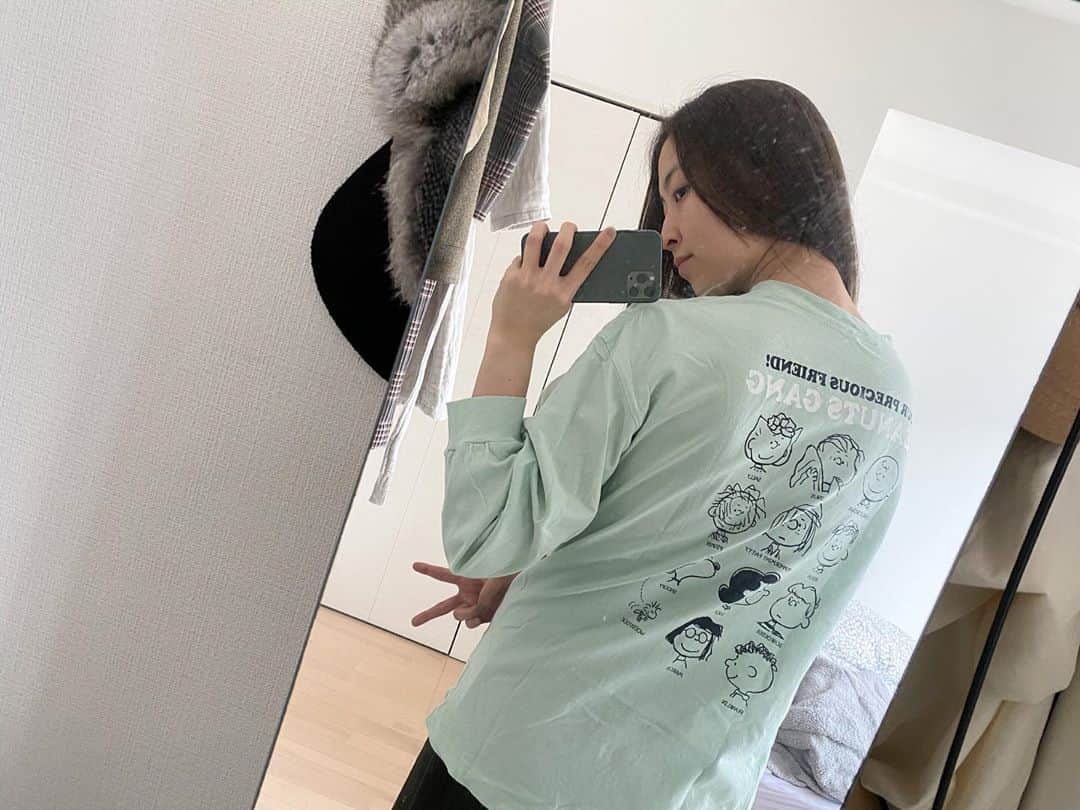 平川はる香のインスタグラム：「. 「チェーザレ」公演中止発表後、たくさんの方からご連絡をいただきました🙏🏻 ご心配や励ましの声、温かいお言葉をたくさん頂き、なんだか胸がいっぱいになりました。 演劇や舞台芸術を愛して下さる方々が、自分が思っているよりずっと沢山いらっしゃる事に、恥ずかしながらこの度気がつきました。 我々俳優も、こんなに沢山の方に愛される仕事をしてるんだってもっと胸を張っていいのかもしれない、と思いました。 マイナーな分野なんかじゃないぞ！ってね！ 本当にありがとうございます。 . わたしはご覧の通り元気です🙆🏻‍♀️ 身も心も！ お気に入りのロンTを着てお家でのんびり過ごしてますよ。(サリーちゃんが目立つところにいてライナスと隣同士なとこと、色と形と、着心地がお気に入りポイント。あとGUで安かった) . . ひとまずがっつり休みになりましたので、積極的に#stayhome 致します。 が、間違いなく昼夜逆転だらだら惰眠生活まっしぐらだと思うので、ちゃんと計画立てて過ごしたいなと思って最近はストーリーに沢山投稿してます𓅪 お許しください🙏🏻 . この期間の時間の使い方として、配信やzoomを使った稽古などで活動を継続することも手だと思います。 でもわたしは、更なるパワーアップを目指し、俳優として、一個人として沢山勉強したいなって気持ちが高まっていたので、思い切って休んで、充電する事にします。 休める環境にも感謝して。 思えばこんなに長いこと休みなの、舞台人になってから初めてだな🤔 どんな状況になっても生き抜けるホンモノになります。 それがわたしにできる演劇への貢献かなと今は思っています。 すげー大それたこと言ってしまった感すごいけど。〝演劇への貢献〟って。 . . なんか長くなってしまった。 とりあえず、こんなご時世みんな生き抜いてて、自分含めてほんとすごい事だよね😌 ゆるゆるがんばろ☺︎ . .」