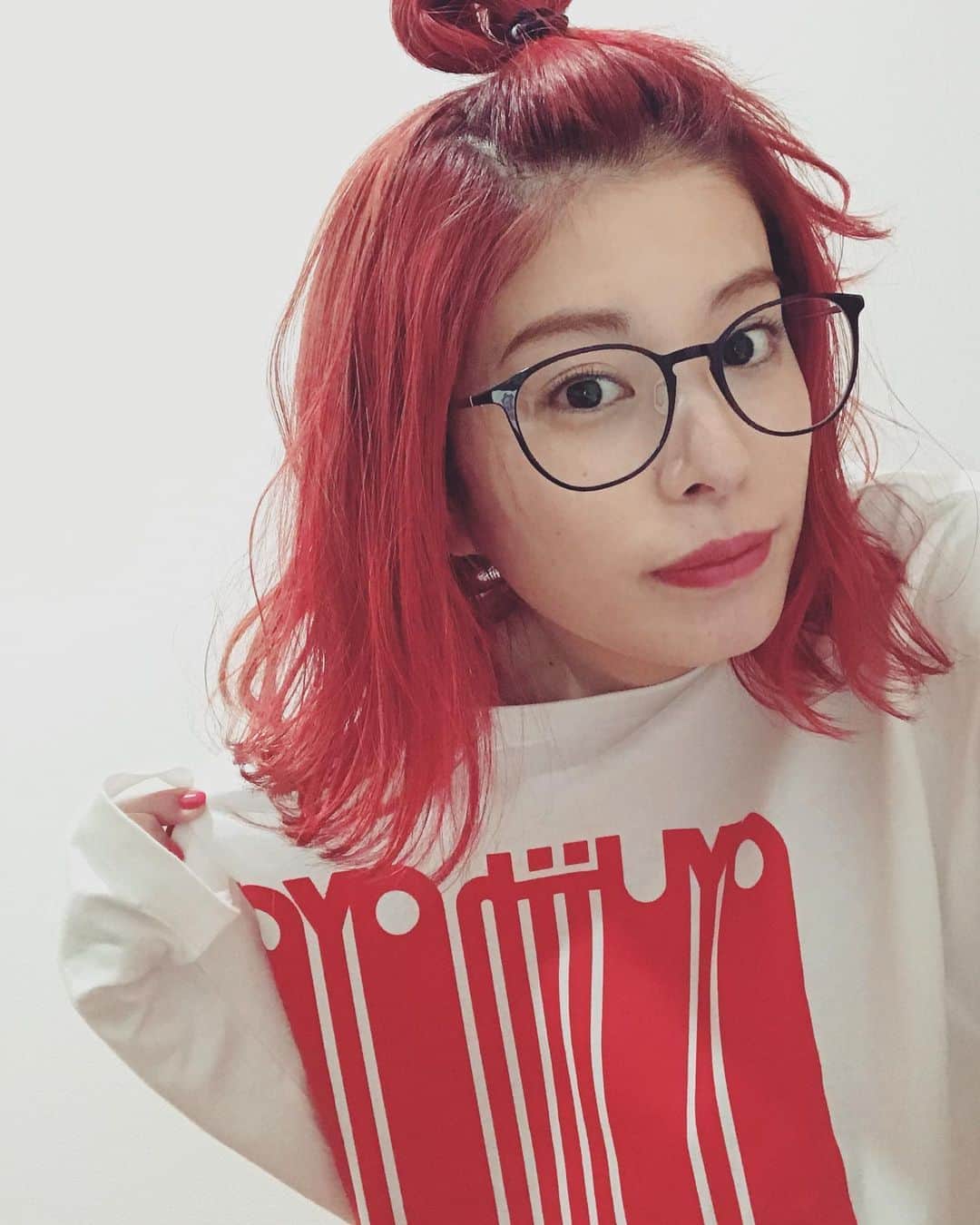 ほな・いこかのインスタグラム：「アユタヤちゃんのTシャツ届いた。 可愛い〜赤い〜なんてこた〜 #ayutthayaband」