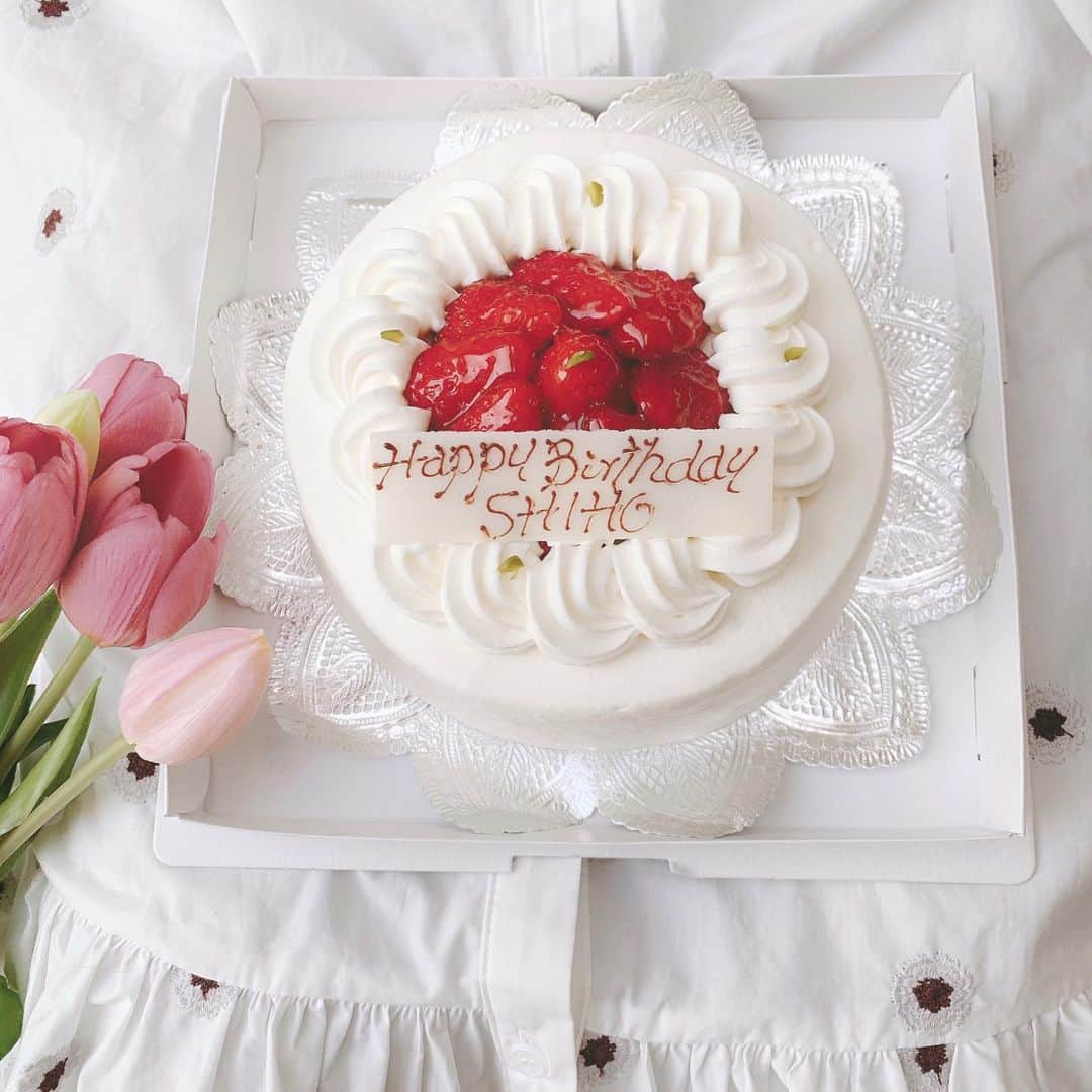 SHIHORINのインスタグラム：「4.9𓂃ᤢ﻿ ﻿ また１つ歳を重ねました🥺﻿ たくさんお祝いのdmやLINEありがとうございます😭💕﻿ いつのまにか誕生日を迎えるのが嬉しくない年齢になってきたなぁ🥺笑﻿ ﻿ 最近涙腺も弱くなってすぐ泣いてしまう〜😭😢﻿ ﻿ いつまでも若くいられるように←﻿ そして内面も外面も素敵な女性になれるよう﻿ 頑張ります🤭🌸﻿ ﻿ こんな状況で不安な毎日だけど、﻿ 健康な体で今生きてることが幸せなことだな〜って実感してます。﻿ ﻿ いつも支えてくれる家族、彼、お友達に感謝🥺💕﻿ ﻿ ﻿ ケーキ美味しかったぁ🎂🍓💕﻿ ﻿ ﻿ #20200409#mybirthday🎂#おうち時間」