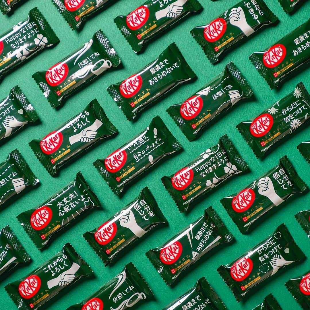 KITKAT Chocolatoryさんのインスタグラム写真 - (KITKAT ChocolatoryInstagram)「4月20日より、個包装1つから購入ができる「キットカット オトナの甘さ 濃い抹茶」が発売します🍵﻿ ﻿ それぞれの個包装に、元気が出るような一言メッセージが書かれています。﻿ 少し疲れた自分を励ますときに、また誰かを励ます、応援する、慰めるときにも、丁度いいメッセージをチョイスして、手に取ってみて下さい🍫﻿ ﻿ #キットカット#抹茶 #濃い抹茶  #チョコレート#チョコ#チョコレート好き#チョコレート大好き#チョコ好き #kitkat #haveabreak #chocolate #matcha #japan」4月9日 19時42分 - kitkat_japan_official