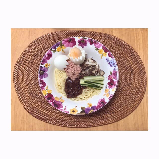 みのり(26)＠東京 ダイエットのインスタグラム：「🍖夜ご飯 . #糖質0麺 ( 炸醤麺のやつ ) ノンオイルツナ ゆでたまご 舞茸 きゅうり . . 大会出場を諦めてからも、 月末にお楽しみがあったから ちょっとだけがんばってた🥺 . . でも、それも延期になった😿 本当に仕方のないことだけど . . お仕事があるのは幸せなこと 人に会えることも幸せなこと 健康なことも幸せなこと . . 日々の大切なものや幸せなことを 改めて実感してきた。😢 . . (お誕生日もひとりですごすんか) . . #コロナのバカヤロー . ◉ライザップ公認の紹介アンバサダーです。 〜 紹介特典 あります〜 . ▶︎全国どの店舗でもOK 紹介限定の２週間体験コースもあります(^_^)/ . ▶︎入会やカウンセリングをお考えの方、 ご質問なども、DM✉️ください。 . ★トレーニング見学もできるよ★ RIZAP BMG2017🥈2018特典あり😉 . #rizap #ライザップ .  #ダイエット #diet #ダイエット日記 #ダイエット記録  #instadiet #ダイエット仲間募集 #ダイエッター #公開ダイエット #dinner #夜ご飯 #夕食 #夜ごはん #低糖質 #糖質制限 #食べて痩せる #女子力 #脂肪燃焼 #ヘルシー生活」