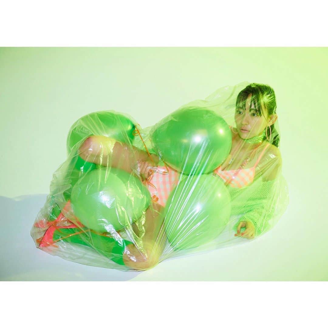オノツトムさんのインスタグラム写真 - (オノツトムInstagram)「@kanami_takasaki  #サイゾー #green #balloon #緑 #高崎かなみ #グラビア #オノツツム #tsutomuono #throwback #photography」4月9日 19時44分 - tsutomuono