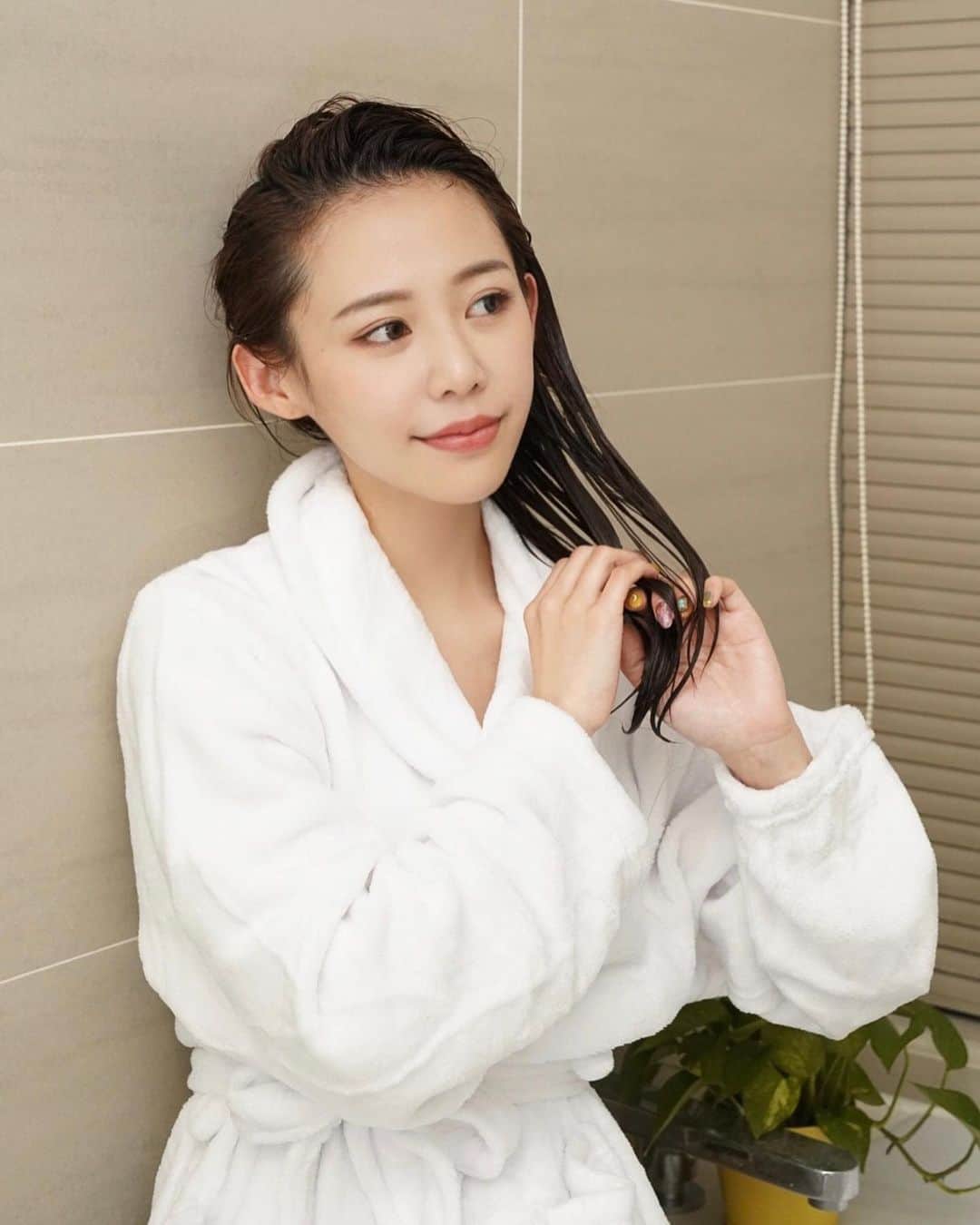 紀卜心さんのインスタグラム写真 - (紀卜心Instagram)「最近用到心目中No1的髮膜 #阿葵亞瞬效水光髮膜  我會接觸到阿葵亞是因為看到喬喬是代言人!!﻿ 立馬被超美廣告跟她的柔順髮質 還有滿滿的水波光給吸引👀﻿ ﻿ 這罐髮膜真的很不錯👍一試成主顧 ﻿ 它是 #日本專為台灣研發 他添加了八大美容精華成分，讓我們護完髮能夠讓頭髮柔順外還能蓬鬆不塌～難怪又號稱 #0重力修護髮膜﻿ 其中含有檜木精萃，讓頭皮維持油水平衡外、這樣的輕盈感完全就是我想護出來的感覺啊!!!味道也很香！洗完會一直想聞自己的頭髮😆😆﻿ 重點這瓶不粘膩很好沖洗，不擔心頭髮要沖很久才能沖乾淨 ﻿ 現在懶在家也能輕鬆擁有清爽柔順又蓬鬆的水波光秀髮囉✨﻿ ﻿ #阿葵亞#瞬效水光髮膜#超清爽#超柔順#好沖洗﻿」4月9日 19時52分 - eatzzz7