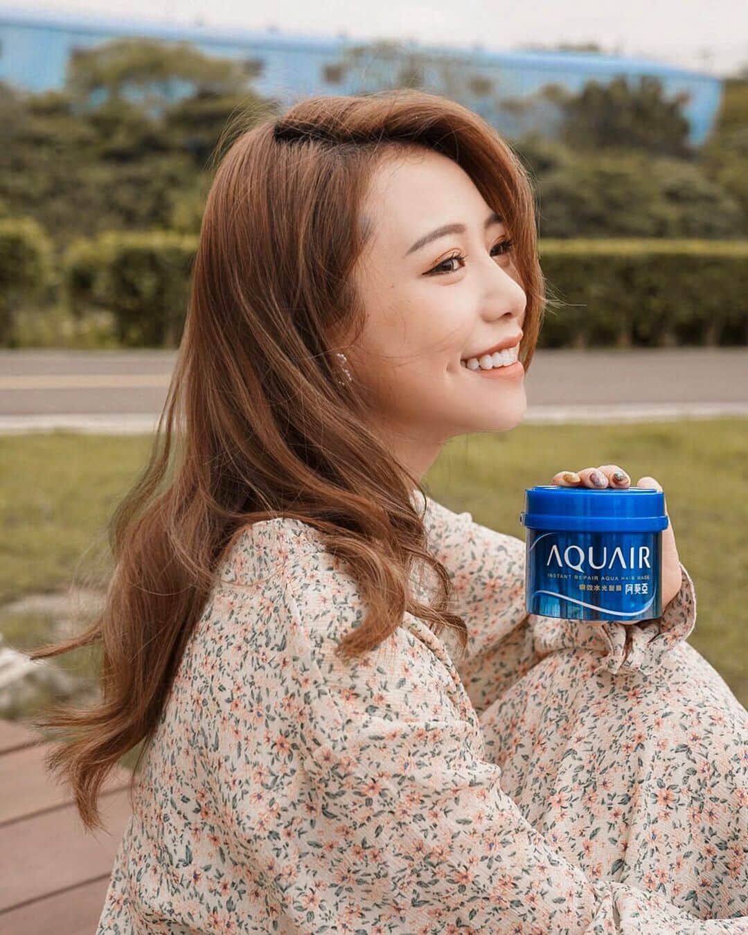 紀卜心さんのインスタグラム写真 - (紀卜心Instagram)「最近用到心目中No1的髮膜 #阿葵亞瞬效水光髮膜  我會接觸到阿葵亞是因為看到喬喬是代言人!!﻿ 立馬被超美廣告跟她的柔順髮質 還有滿滿的水波光給吸引👀﻿ ﻿ 這罐髮膜真的很不錯👍一試成主顧 ﻿ 它是 #日本專為台灣研發 他添加了八大美容精華成分，讓我們護完髮能夠讓頭髮柔順外還能蓬鬆不塌～難怪又號稱 #0重力修護髮膜﻿ 其中含有檜木精萃，讓頭皮維持油水平衡外、這樣的輕盈感完全就是我想護出來的感覺啊!!!味道也很香！洗完會一直想聞自己的頭髮😆😆﻿ 重點這瓶不粘膩很好沖洗，不擔心頭髮要沖很久才能沖乾淨 ﻿ 現在懶在家也能輕鬆擁有清爽柔順又蓬鬆的水波光秀髮囉✨﻿ ﻿ #阿葵亞#瞬效水光髮膜#超清爽#超柔順#好沖洗﻿」4月9日 19時52分 - eatzzz7