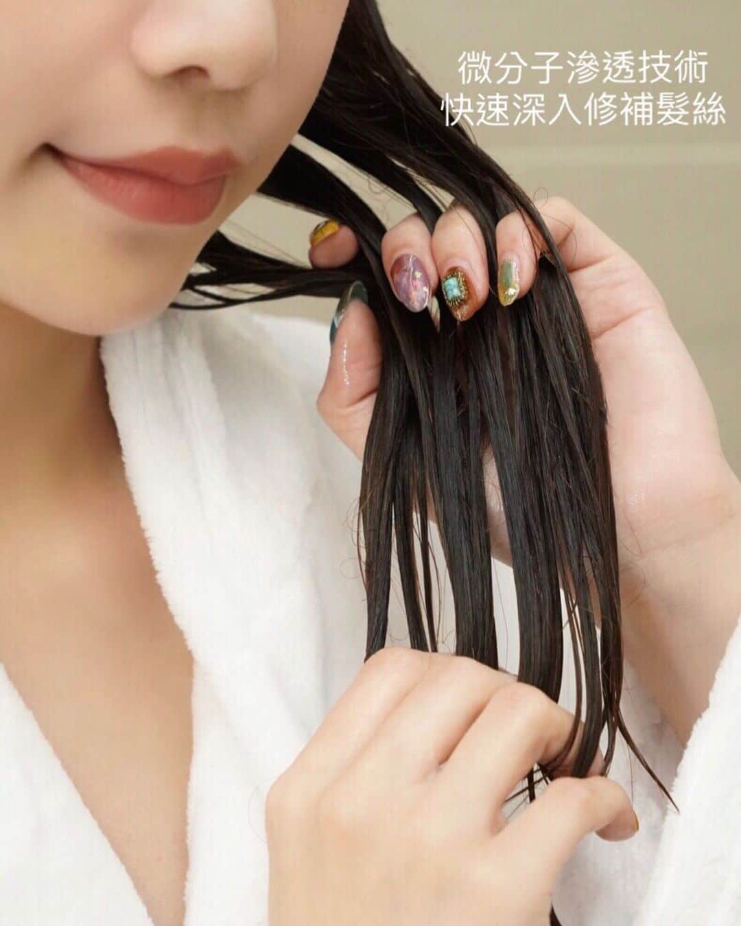 紀卜心さんのインスタグラム写真 - (紀卜心Instagram)「最近用到心目中No1的髮膜 #阿葵亞瞬效水光髮膜  我會接觸到阿葵亞是因為看到喬喬是代言人!!﻿ 立馬被超美廣告跟她的柔順髮質 還有滿滿的水波光給吸引👀﻿ ﻿ 這罐髮膜真的很不錯👍一試成主顧 ﻿ 它是 #日本專為台灣研發 他添加了八大美容精華成分，讓我們護完髮能夠讓頭髮柔順外還能蓬鬆不塌～難怪又號稱 #0重力修護髮膜﻿ 其中含有檜木精萃，讓頭皮維持油水平衡外、這樣的輕盈感完全就是我想護出來的感覺啊!!!味道也很香！洗完會一直想聞自己的頭髮😆😆﻿ 重點這瓶不粘膩很好沖洗，不擔心頭髮要沖很久才能沖乾淨 ﻿ 現在懶在家也能輕鬆擁有清爽柔順又蓬鬆的水波光秀髮囉✨﻿ ﻿ #阿葵亞#瞬效水光髮膜#超清爽#超柔順#好沖洗﻿」4月9日 19時52分 - eatzzz7