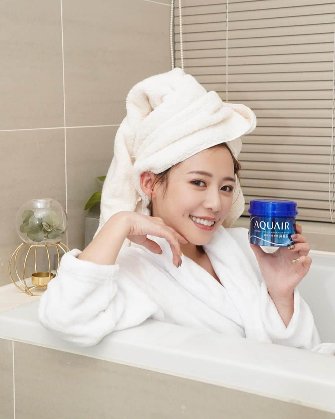 紀卜心さんのインスタグラム写真 - (紀卜心Instagram)「最近用到心目中No1的髮膜 #阿葵亞瞬效水光髮膜  我會接觸到阿葵亞是因為看到喬喬是代言人!!﻿ 立馬被超美廣告跟她的柔順髮質 還有滿滿的水波光給吸引👀﻿ ﻿ 這罐髮膜真的很不錯👍一試成主顧 ﻿ 它是 #日本專為台灣研發 他添加了八大美容精華成分，讓我們護完髮能夠讓頭髮柔順外還能蓬鬆不塌～難怪又號稱 #0重力修護髮膜﻿ 其中含有檜木精萃，讓頭皮維持油水平衡外、這樣的輕盈感完全就是我想護出來的感覺啊!!!味道也很香！洗完會一直想聞自己的頭髮😆😆﻿ 重點這瓶不粘膩很好沖洗，不擔心頭髮要沖很久才能沖乾淨 ﻿ 現在懶在家也能輕鬆擁有清爽柔順又蓬鬆的水波光秀髮囉✨﻿ ﻿ #阿葵亞#瞬效水光髮膜#超清爽#超柔順#好沖洗﻿」4月9日 19時52分 - eatzzz7