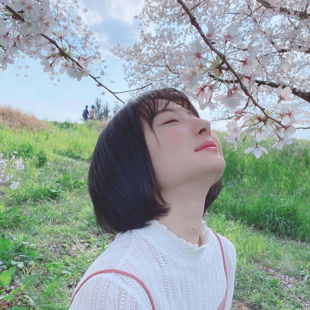 小室ゆらさんのインスタグラム写真 - (小室ゆらInstagram)「.﻿ ﻿ ﻿ 少し前の写真 𓂃𓈒𓏸﻿ スワイプしてねっ⛅️﻿ ﻿ 一昨年くらいに買った #dazzlin のビスチェが﻿ 可愛くてとってもお気に入り👼🏻♥﻿ 立体的なお花のデザインが春っぽくてスキ ︎︎︎︎✌︎﻿ ﻿ ﻿ そういえば、﻿ おうちの近くの桜も #葉桜 になっていて﻿ 桜の季節が終わってしまうんだな…と﻿ 少し寂しくなりました😢﻿ ﻿ ﻿ .」4月9日 20時05分 - komuro_yura_official