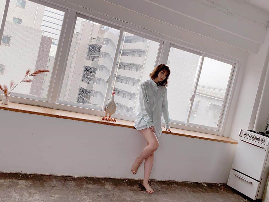 松岡菜摘のインスタグラム：「. . BOMB発売中です☺︎ . 🐓、、おともだちかな？ .」