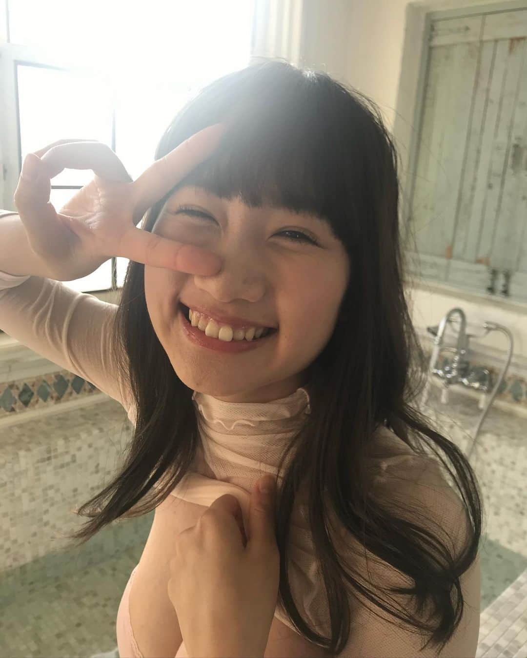 西川美咲さんのインスタグラム写真 - (西川美咲Instagram)「今日のオフショットです📸 みんなに少しでも 笑顔になって貰えるように 笑顔のおすそ分けです🥰 . . .  #週プレ #週間プレイボーイ #オフショット #週プレオフショット #グラビア #グラビアアイドル #グラドル #インスタグラビア #love #役者 #女優 #俳優 #芸能 #actor #actress #fashion #お洒落 #オシャレ好き #25歳 #Japanesegirl  #Japanese #Japaneseactress #タレント #関西人 #関西弁 #関西弁女子 #followme」4月9日 20時05分 - m.nisshan