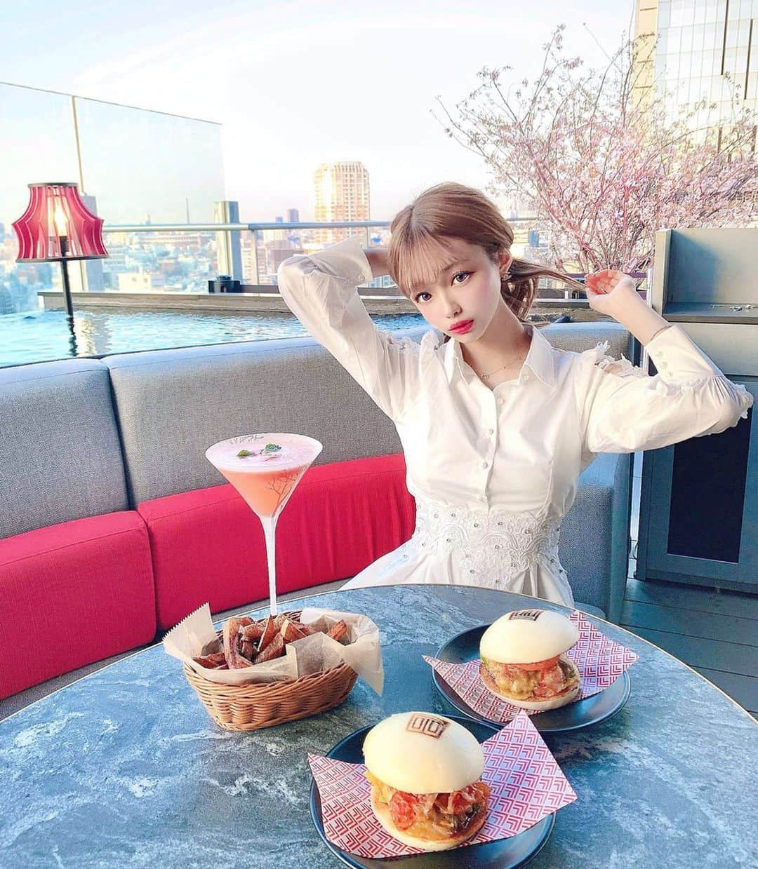 あやちゃんさんのインスタグラム写真 - (あやちゃんInstagram)「渋谷フクラスの屋上にある celavitokyo🍸✨ 海外のバーみたいでずっと行きたかったとこ🙈 DJが夜になると回しててオシャレすぎた🥺 またコロナが落ち着いたら行きたいなあ✨✨ @marieebouquetde のワンピ着ていったよ🌸 ここのショップ生地すごくちゃんとしててかわいくてオススメだよ✨ #celavitokyo #渋谷フクラス  #渋谷フクラス屋上テラス  #渋谷カフェ #渋谷ランチ #渋谷ディナー #ハンバーガー #過去pic #桜カフェ #桜」4月9日 19時58分 - aya.you.love.r