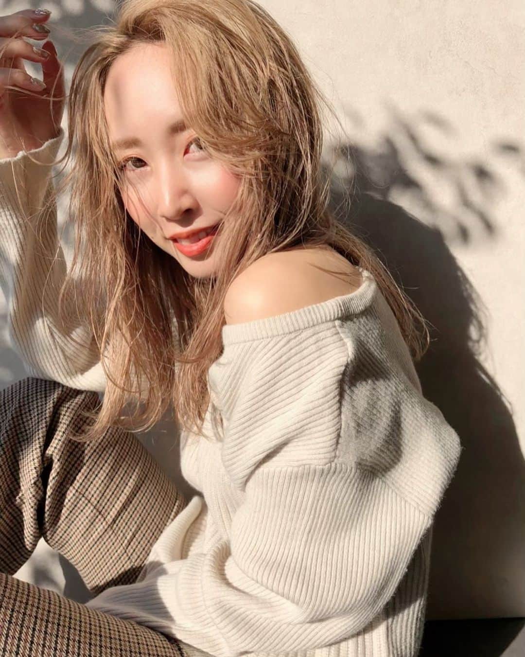 榊原伶奈のインスタグラム：「群馬に帰りたいけどもし自分が無症状なだけだったら感染を広げてしまう可能性があるし、、、群馬帰るの自粛中。 友達の子供に会いに行きたい😭 早くコロナ終わってくれー😭 . #ハイトーン　#ハイトーンカラー　#ブロンド　#ホワイトカラー #ホワイトベージュ #サロンモデル #ケアブリーチ #ブリーチ　#外国人風カラー #ロングヘア　#ホワイトブロンド　#群馬　#高崎」