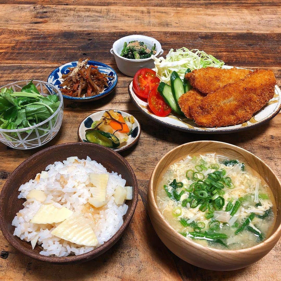 chaako ちゃあこのインスタグラム：「2020.4.9 * * 今日の晩御飯٩(๑❛ᴗ❛๑)۶ * ＊アジフライ ＊生野菜 ＊きんぴらごぼう ＊ほうれん草の胡麻和え ＊自家製浅漬け ＊かき玉お味噌汁 ＊筍ごはん * でした(๑´ڡ`๑) * 筍ごはんが食べたくて、直売所で茹で筍を買って来ました(๑′ᴗ‵๑) 美味しく炊けて大満足。 三つ葉をわっさーと乗せて頂きました♡ * あと、アジフライも食べたくて… 久しぶりに捌いちゃいました(笑) 綺麗で安かったんだけど、捌いてもらえなくて… 内臓とぜいごだけは取ってあったので、自分で頭取って三枚おろしにして、腹骨切り取って、骨抜きで小骨も取って。 * 魚捌くの面倒だけど、結構好き(￣m￣*) * 自家製浅漬けは、姉レシピ。 胡瓜、白菜、人参に塩をして暫く置いて水分出して。しっかり絞ったら、塩昆布、かんたん酢、醤油、柚子胡椒を少なめに混ぜて。私は鷹の爪も入れます。 * たーっぷり作ったので、1週間分は余裕であるから安心♡ * これ、今冬何度も作りました。 どハマり中です(*≧∀≦) * お味噌汁は、えのきとほうれん草入りのかき玉に。 * お味噌汁にほうれん草入ってるの好きです( ᵘ ᵕ ᵘ ⁎) * * * コロナ…早く終息して欲しいですね。 今の願いはそれだけ… * * *」