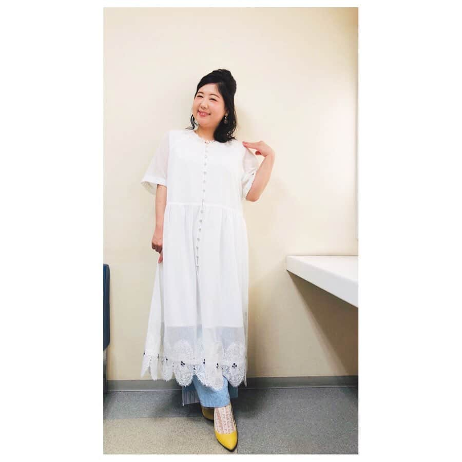 馬場園梓さんのインスタグラム写真 - (馬場園梓Instagram)「へい♪  以前、 いいものプレミアムの収録で着させていただいた 素敵なワンピースを まだルン♪ してなかったので、 ルン♪  させてもらいますね！  1枚目、 2枚目  ともに  アズノウアズオオラカ (AS KNOW AS olaca)  3枚目は  今食べたい唐揚げ  になります！  早くお買い物行きたいし お出かけしたいね！  もうちょっとの辛抱。  ふんばりましょうね！  ルン♪  #yeah #happy #nice #ワンピース #いいものプレミアム #ワンピース #asknowasolaca  #お気に入り #ご機嫌 #球体 #春コーデ  #唐揚げ #日本一 #ルン♪」4月9日 20時31分 - babazonoazusa