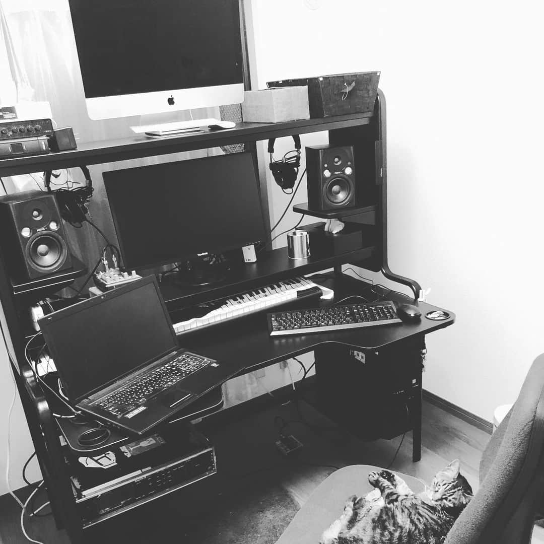 Kyrieのインスタグラム：「ここ最近、ラップトップの調子不良で、なかなか思う様に作業出来なかったので、久しぶりにデスクトップにすると共に作業部屋改装。 組み上げと配線で1日かかったよ。 色々とアップデートしたい所はあるのだけど、とりあえず作業出来る様にしなくては。 ここからPCのセットアップにソフトウェアとプラグインのインストール…先は長い。」