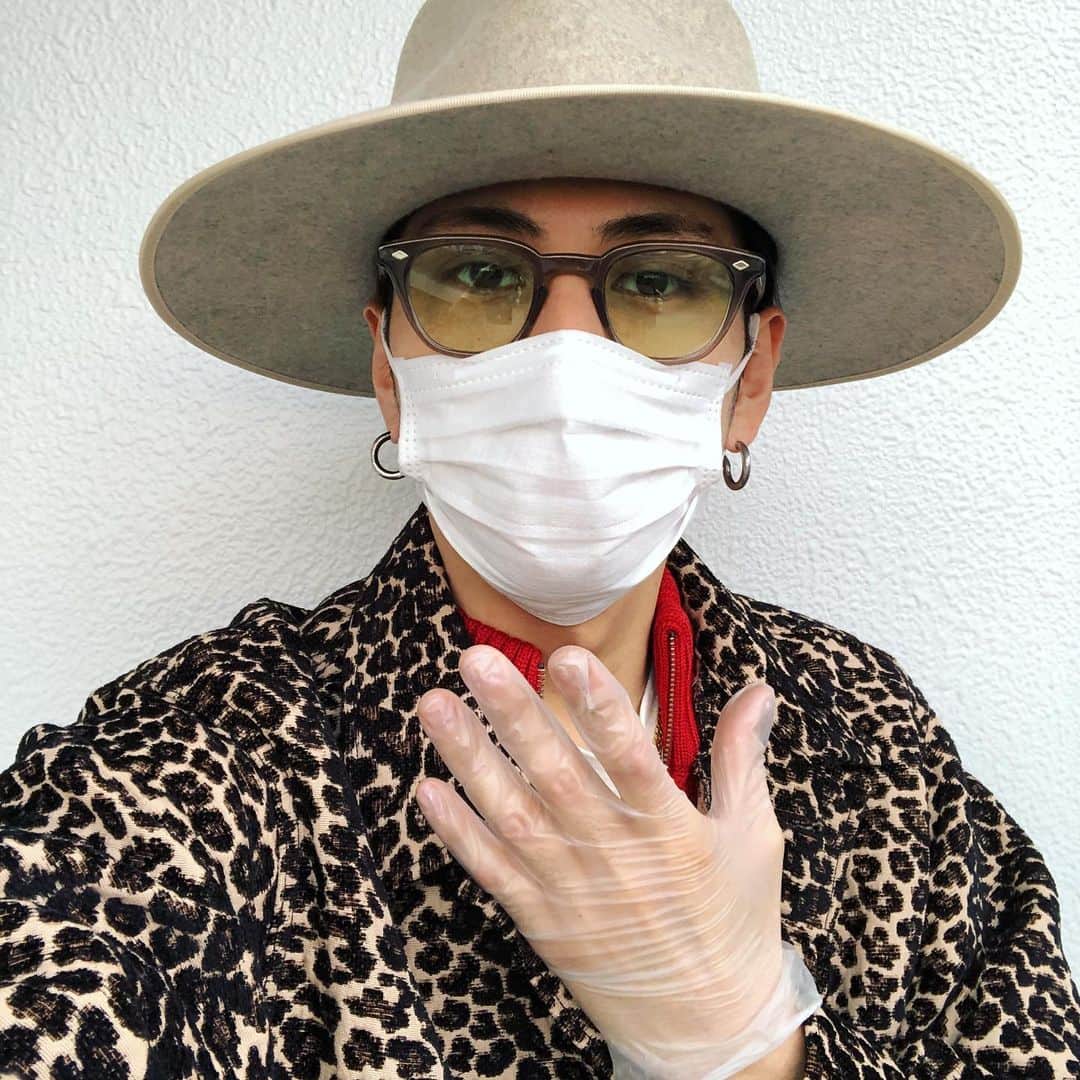 井澤勇貴のインスタグラム：「どうしても外出する時はマスク、メガネは必ず。プラスチック手袋も届いたから今日からマスト。  胡散臭い医者みたいなポーズになっちゃったけど。」