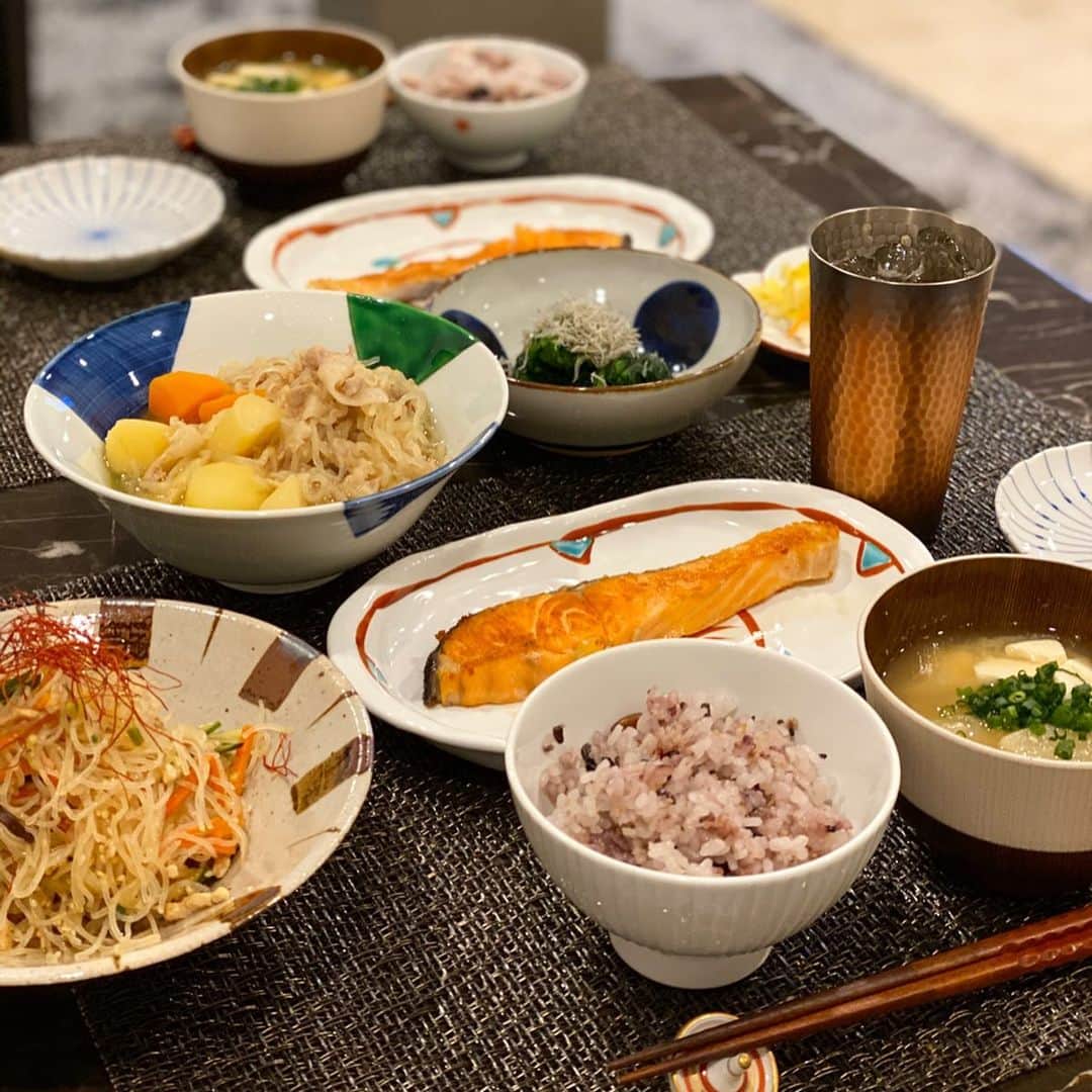 吉田美紀さんのインスタグラム写真 - (吉田美紀Instagram)「・ ・ 安定の安心感♡肉じゃがでした･:*+. ・ 買い出しに行かない日は 肉じゃがorカレーになりがち♡ だいたいストックがある じゃがいもに玉ねぎにニンジンを 使うとなるとこうなります。 ・ 洋食が続くと和食がほっとする˚✧₊⁎ ・ ちなみにお供はハイボール！ ・ ・ #dinner #japanesefood #nikujaga #肉じゃが #おうちごはん #夕飯記録 #mikis_kitchen」4月9日 20時28分 - miki__yoshida