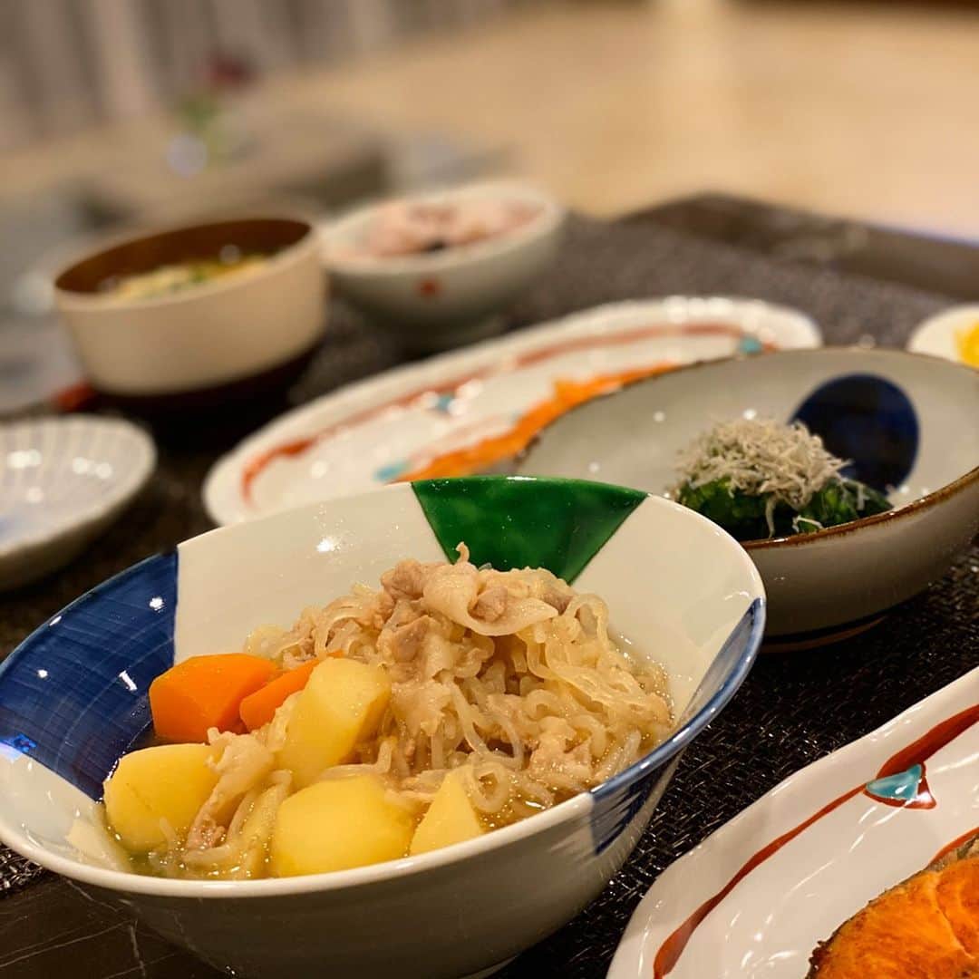 吉田美紀さんのインスタグラム写真 - (吉田美紀Instagram)「・ ・ 安定の安心感♡肉じゃがでした･:*+. ・ 買い出しに行かない日は 肉じゃがorカレーになりがち♡ だいたいストックがある じゃがいもに玉ねぎにニンジンを 使うとなるとこうなります。 ・ 洋食が続くと和食がほっとする˚✧₊⁎ ・ ちなみにお供はハイボール！ ・ ・ #dinner #japanesefood #nikujaga #肉じゃが #おうちごはん #夕飯記録 #mikis_kitchen」4月9日 20時28分 - miki__yoshida