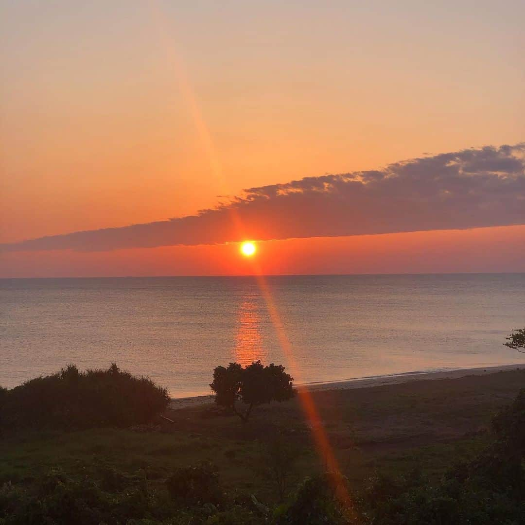 田中律子さんのインスタグラム写真 - (田中律子Instagram)「今日のサンセット🌞 めちゃくちゃ綺麗だった😍  今日も1日おつかれさま🙏 明日も頑張ろう🙋‍♀️ #okinawajapan  #sunset  #beachlife🌴  #海のある暮らし  #happy  #コロナに負けるな」4月9日 20時29分 - ri2kotanaka